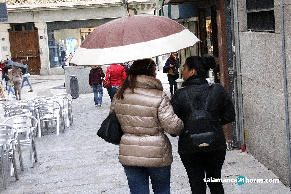  GENTE CON ABRIGO PARAGUAS LLUVIA 4 