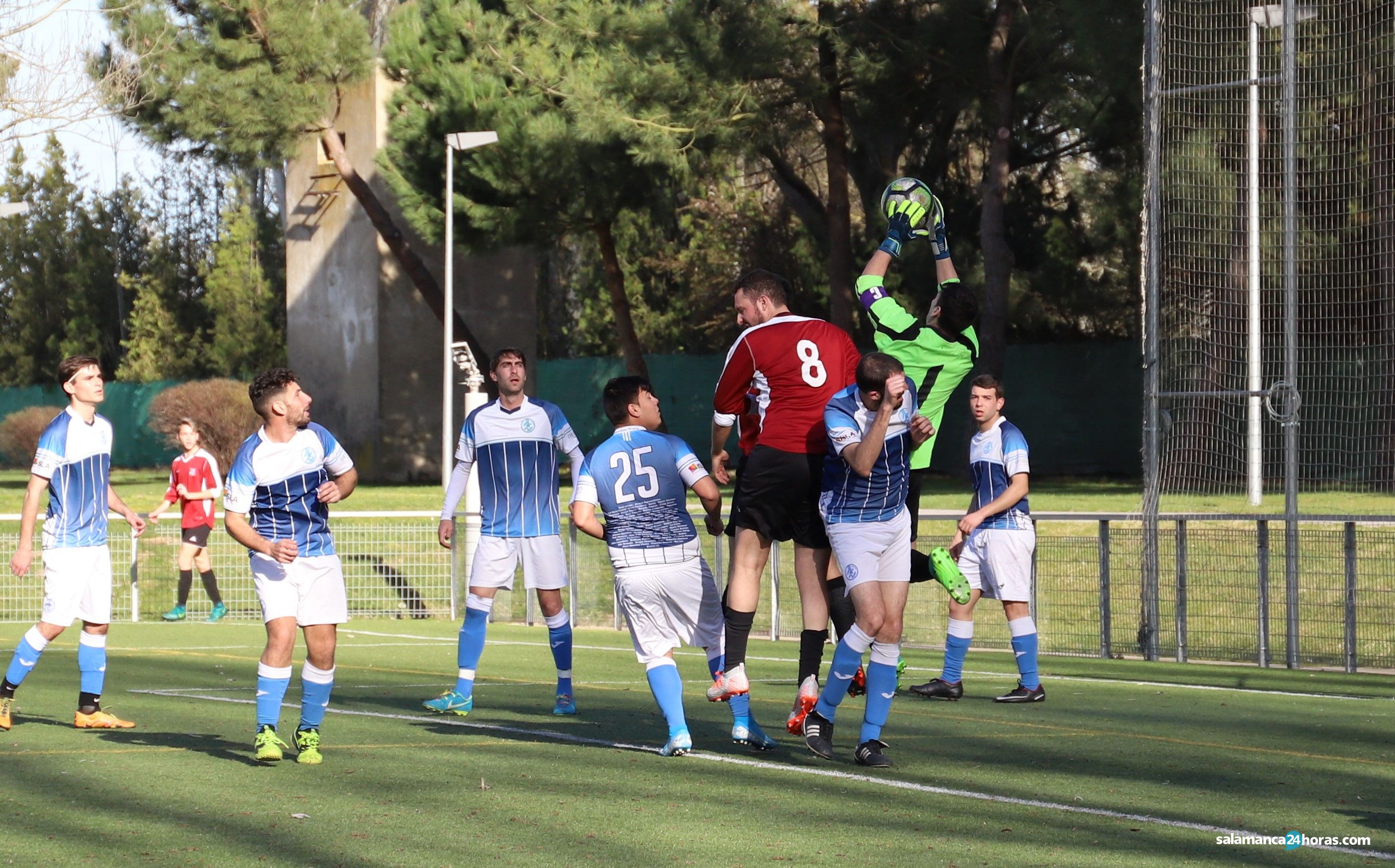 Un encuentro de fútbol modesto de Futormes / FOTO SALAMANCA24HORAS.COM