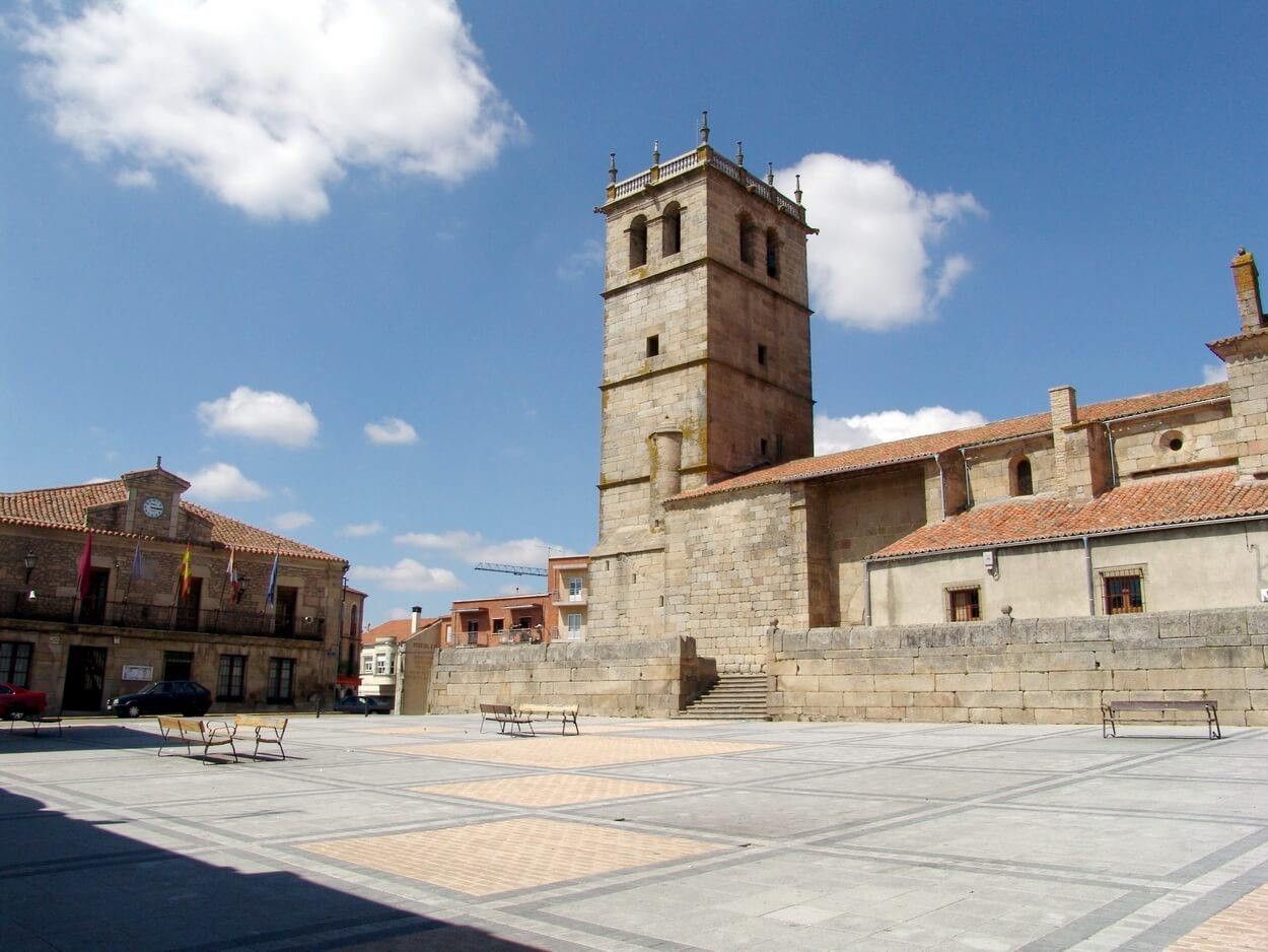 Ayuntamiento de Vitigudino y plaza. Foto de archivo