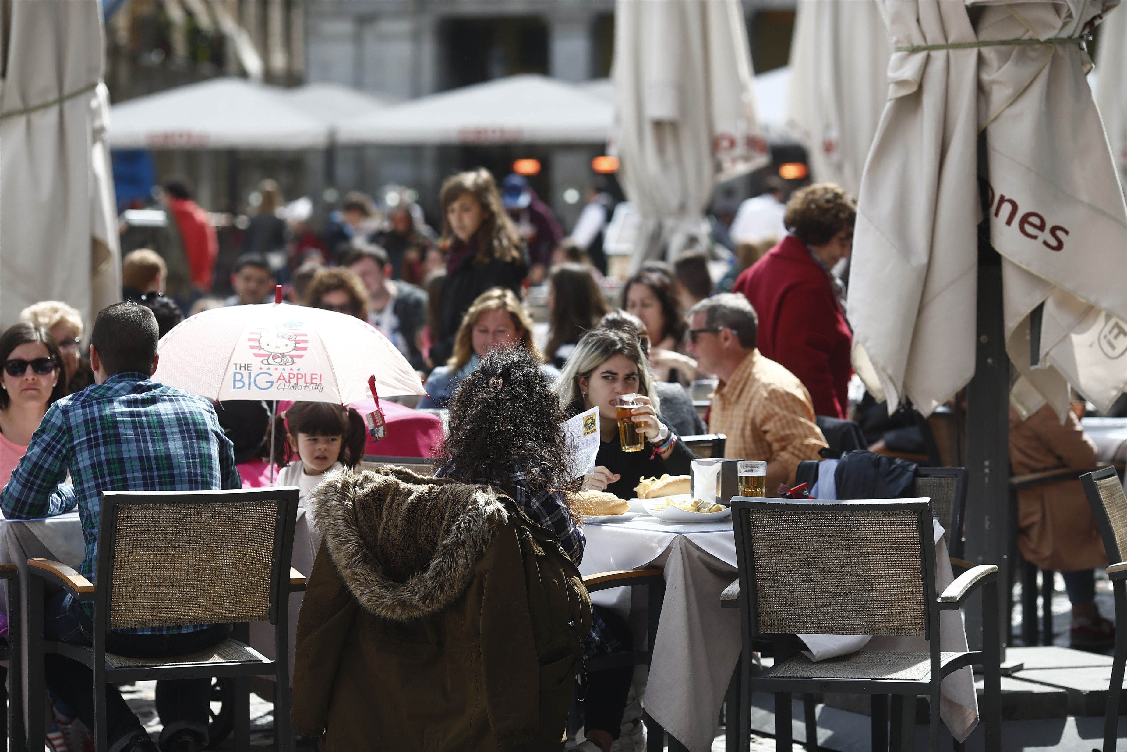  Bar, bares, gente, personas, persona, turismo en Madrid, turistas, turista, terraza, terrazas, salir, tomar algo, tomando algo, beber, bebiendo, comer, comiendo, restaurante, restaurantes, Plaza Mayor 