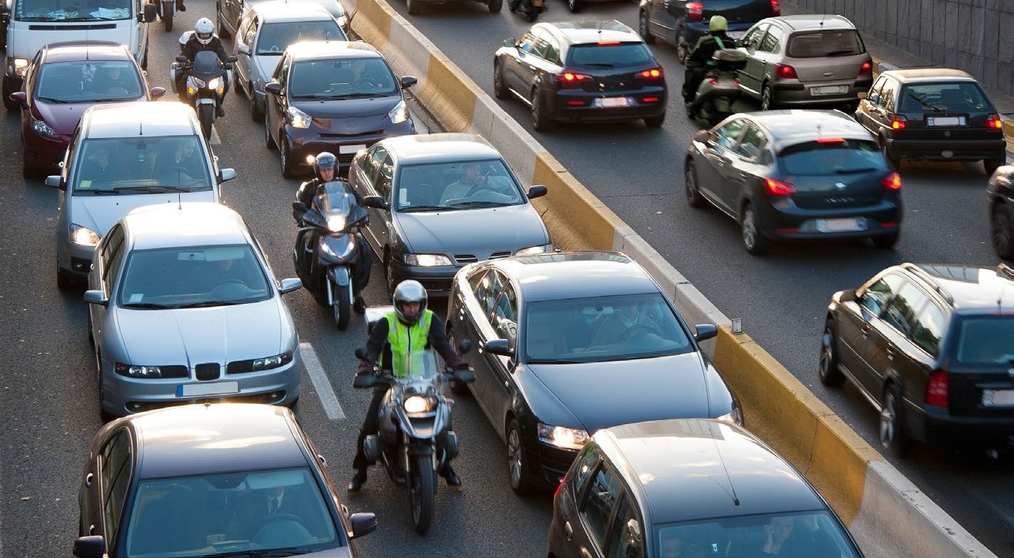  Imagen de archivo de coches y motocicletas en un atasco. 