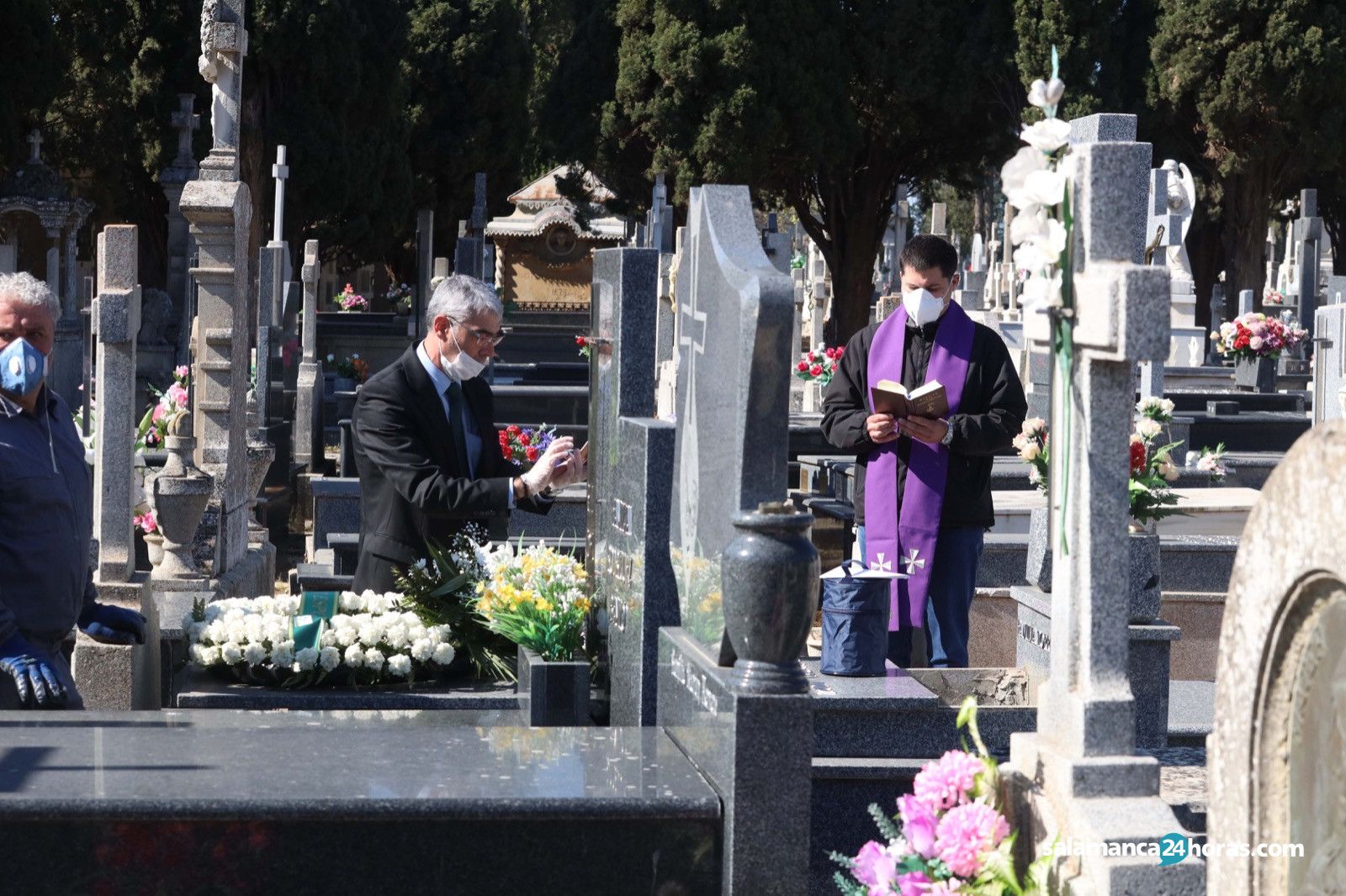  Entierro coronavirus cementerio en una foto de archivo