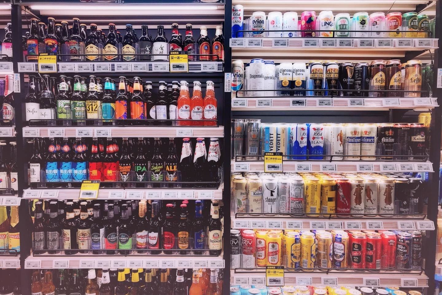  Bebidas con alcohol en una tienda. 