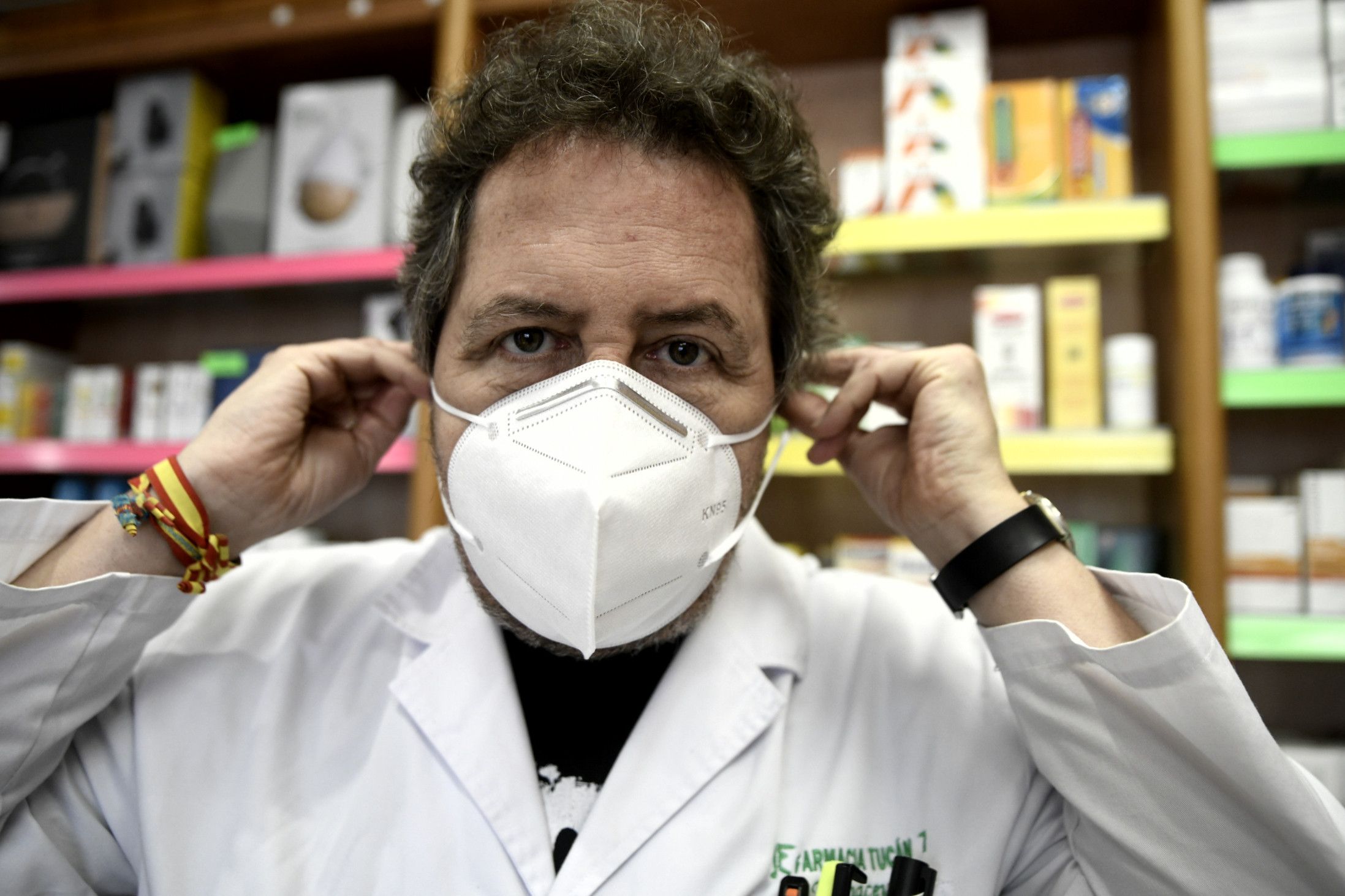 Un farmacéutico se coloca una de las siete millones de mascarillas FFP2 modelo KN95.