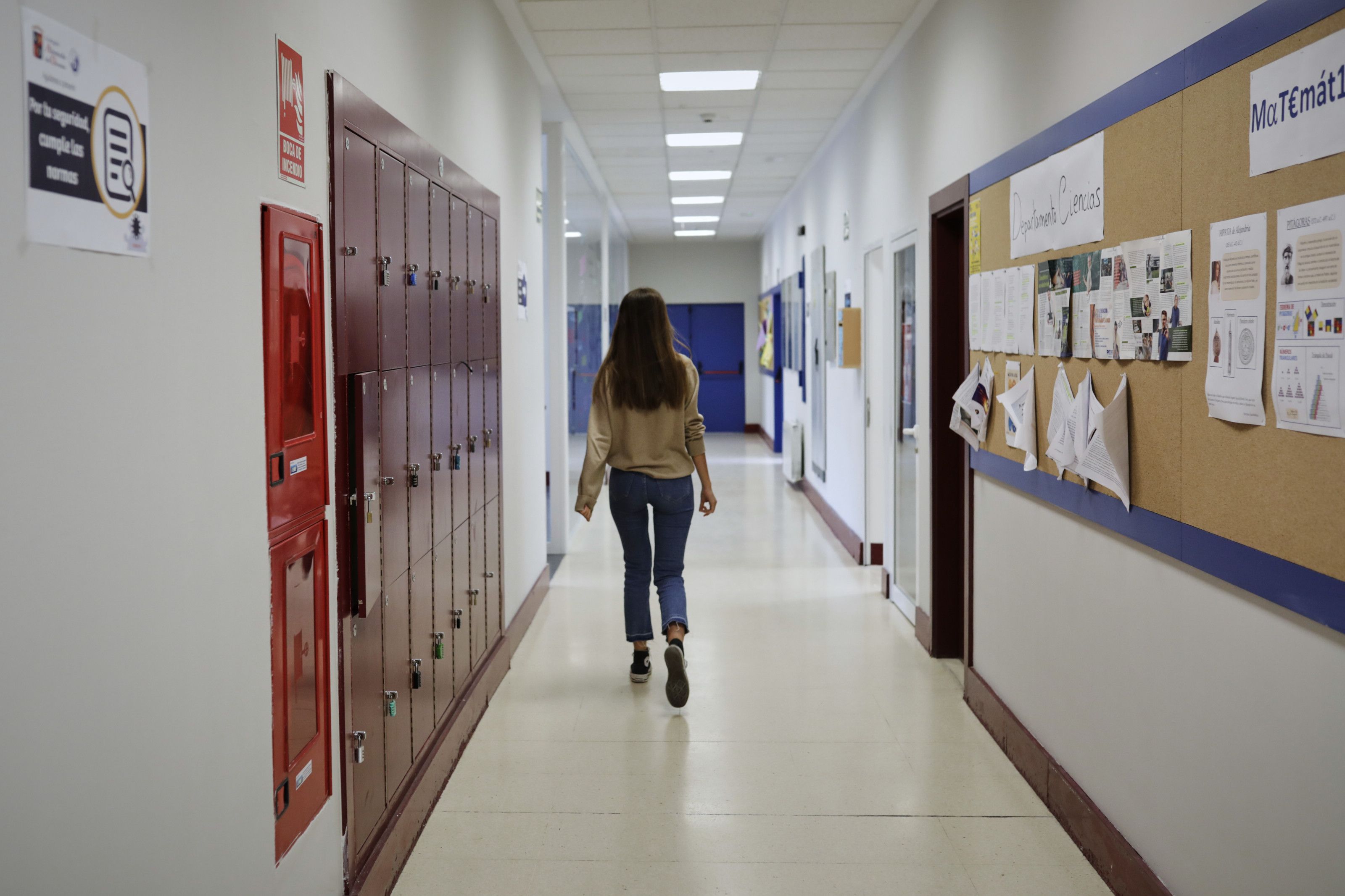  Una alumna camina por un pasillo de un centro educativo 