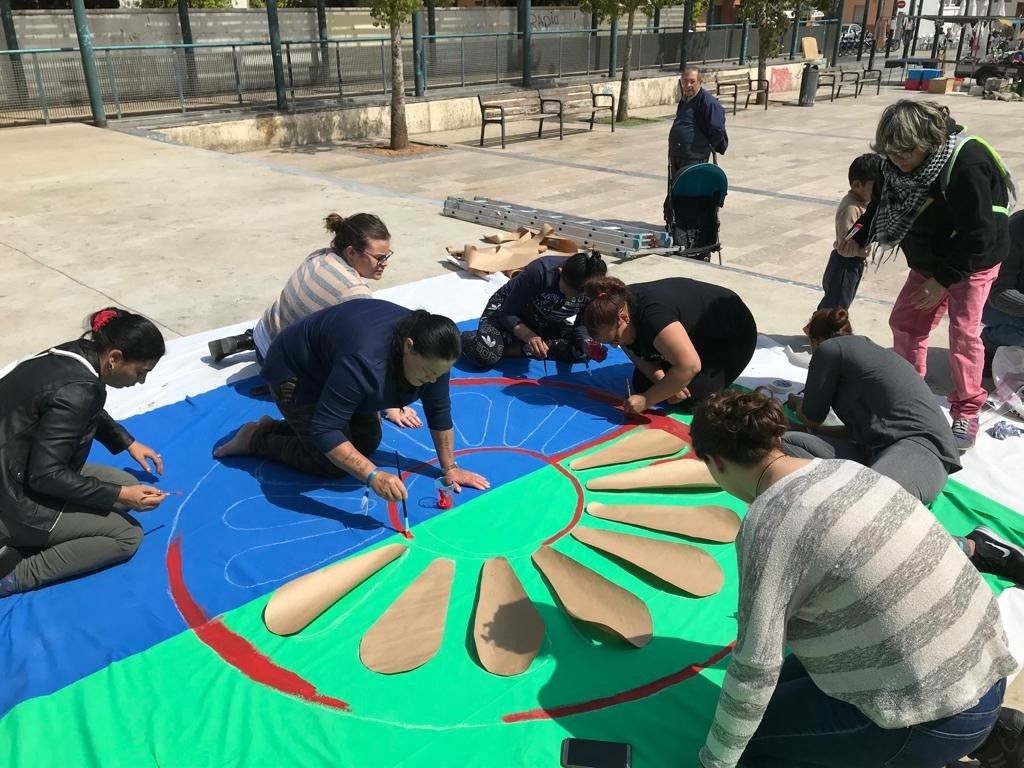  Mujeres cosiendo una bandera del pueblo gitano 