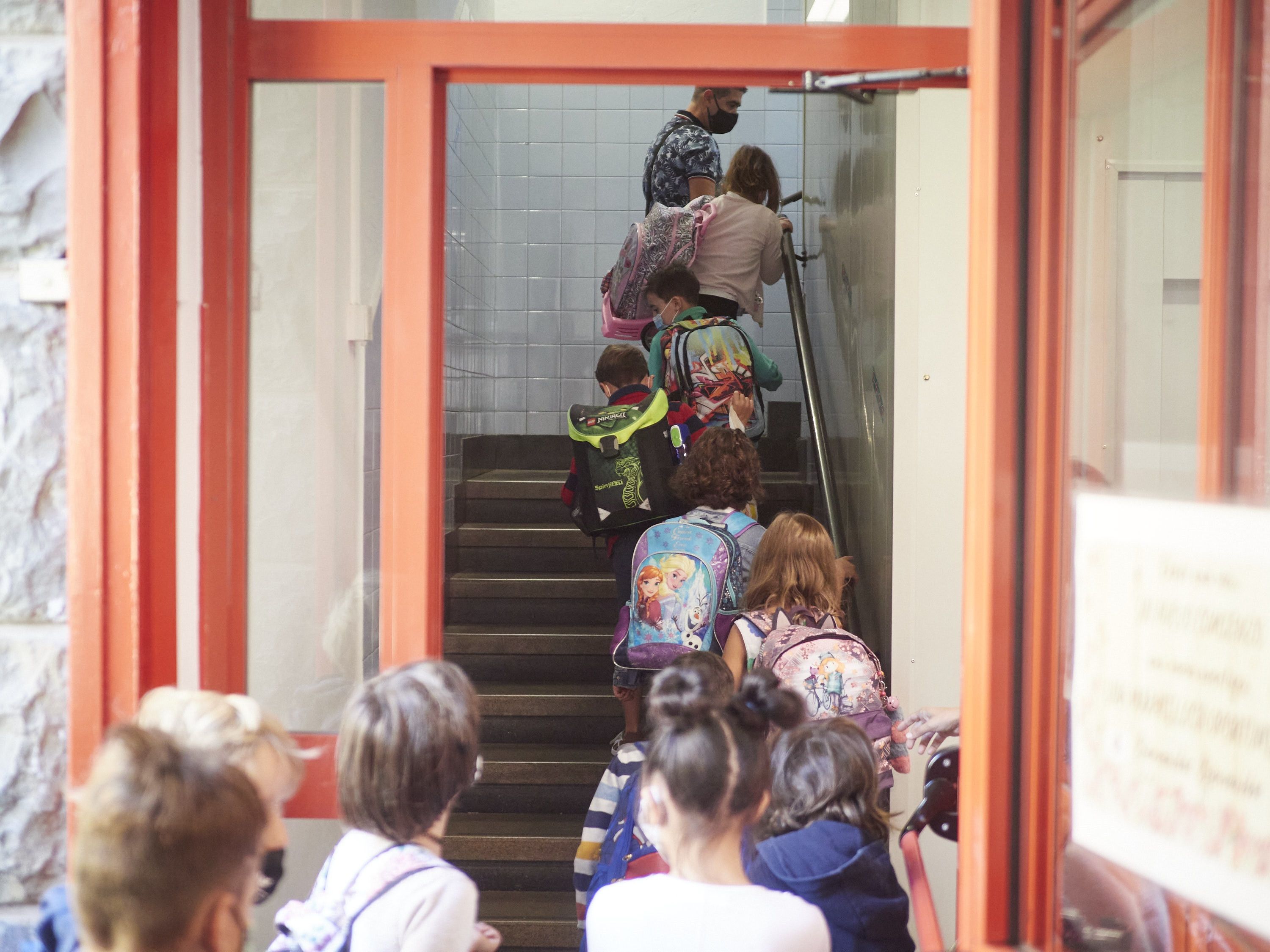 Niños entrando a un colegio 