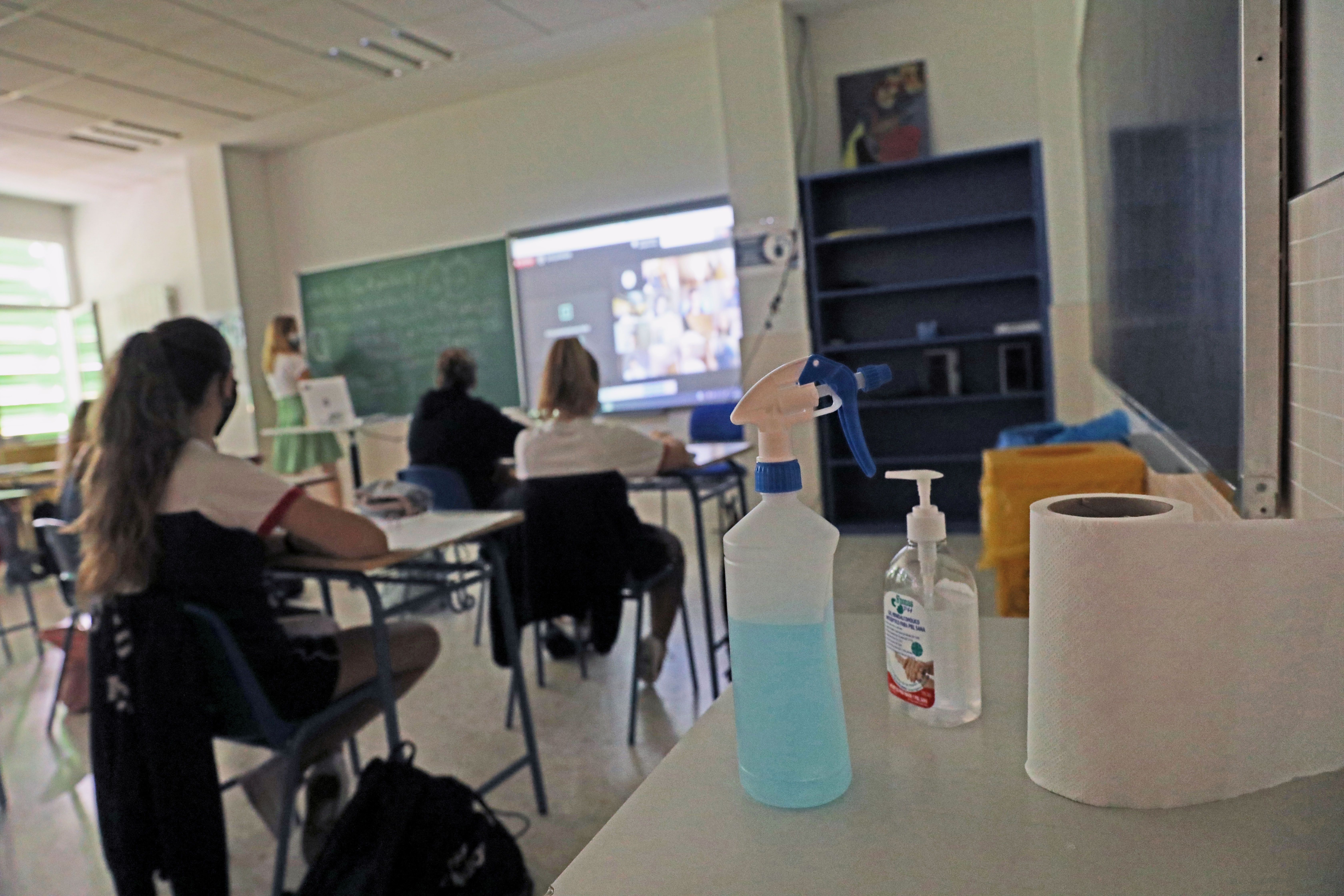 Productos desinfectantes colocados en los pupitres de las aulas.