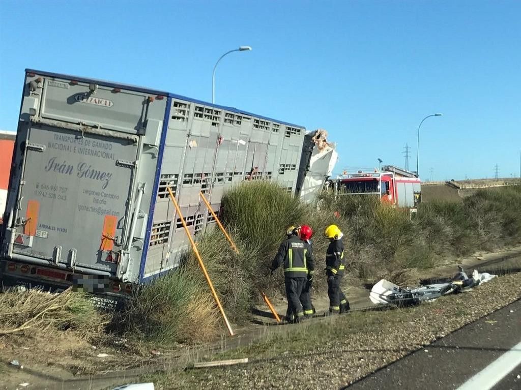  Accidente de tráfico entre dos camiones 