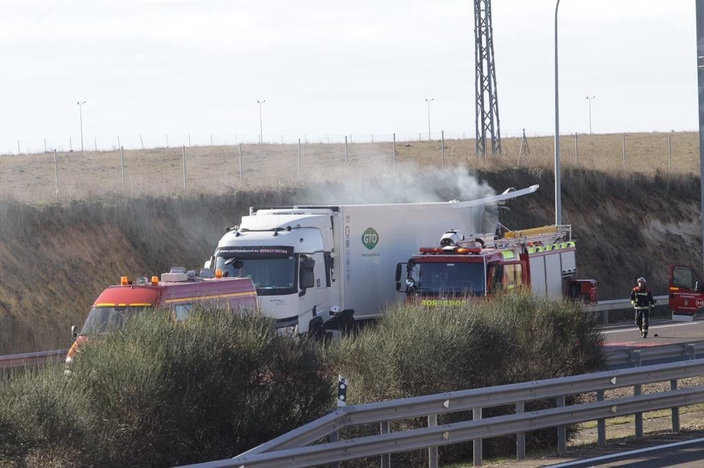  Accidente de tráfico entre dos camiones 