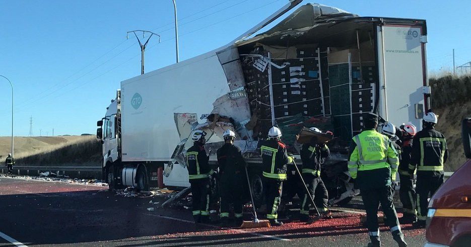  Accidente de tráfico entre dos camiones 