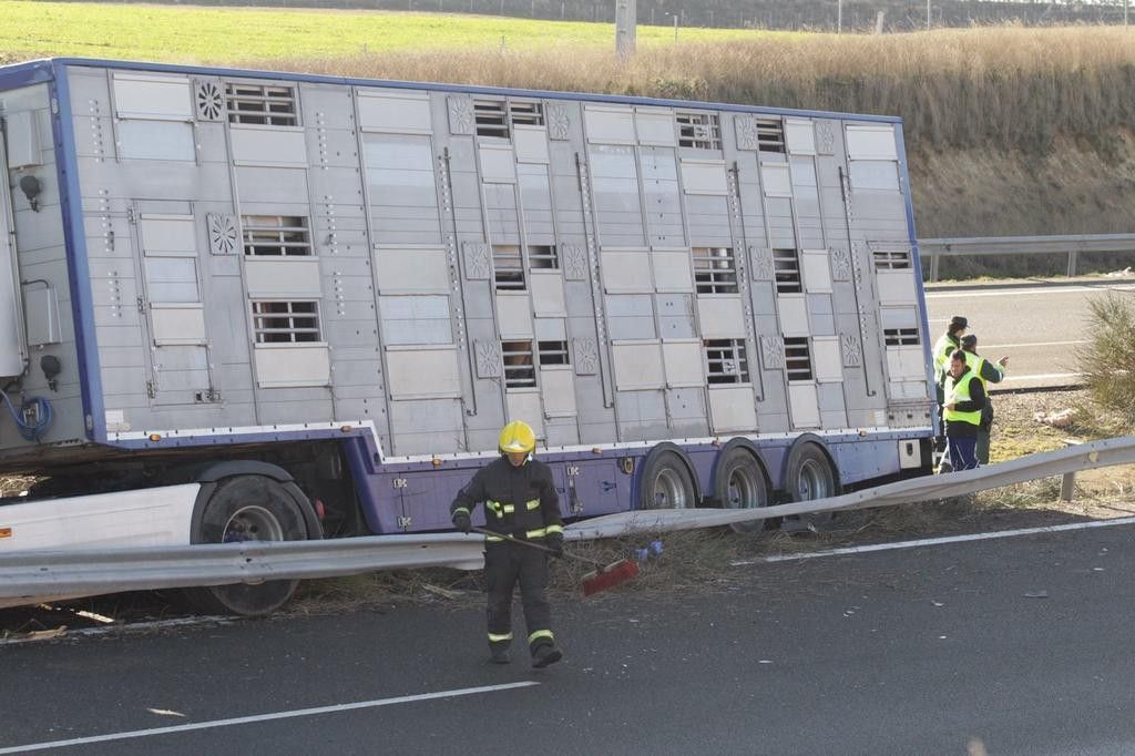  Accidente de tráfico entre dos camiones 