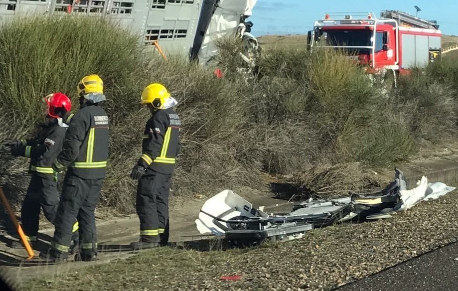  Accidente de tráfico entre dos camiones 