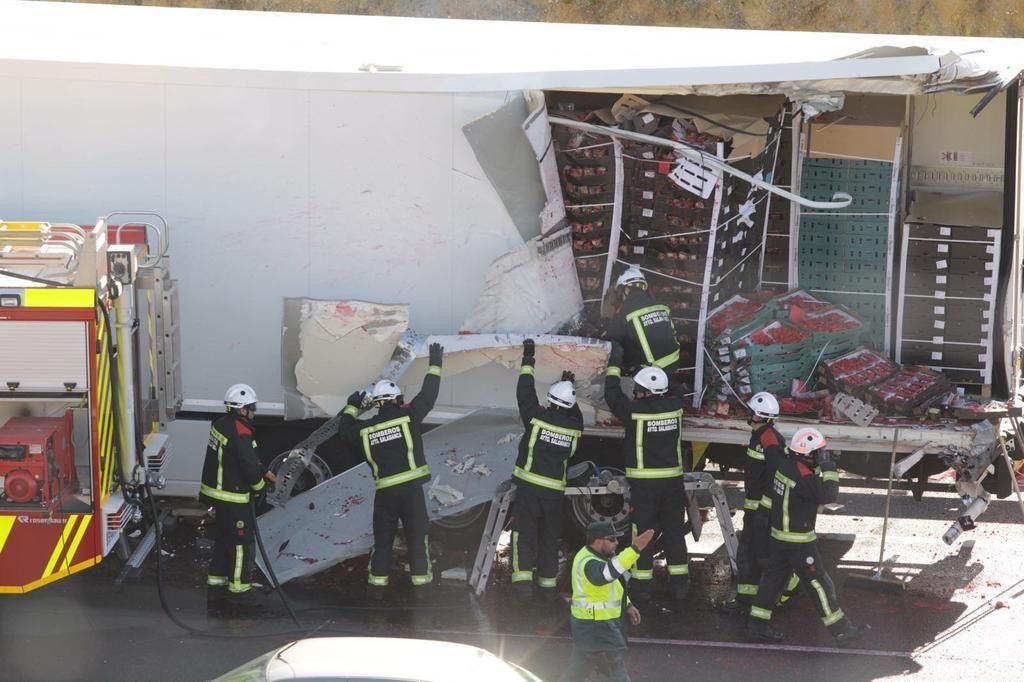  Accidente de tráfico entre dos camiones 