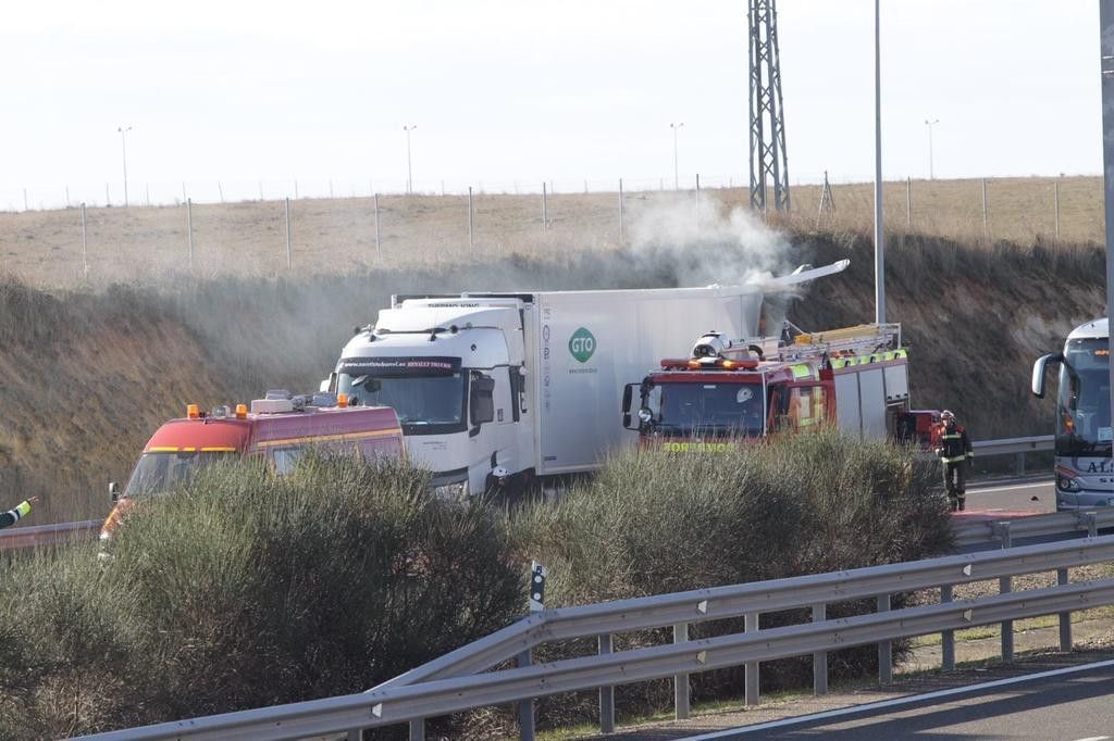  Accidente de tráfico entre dos camiones 