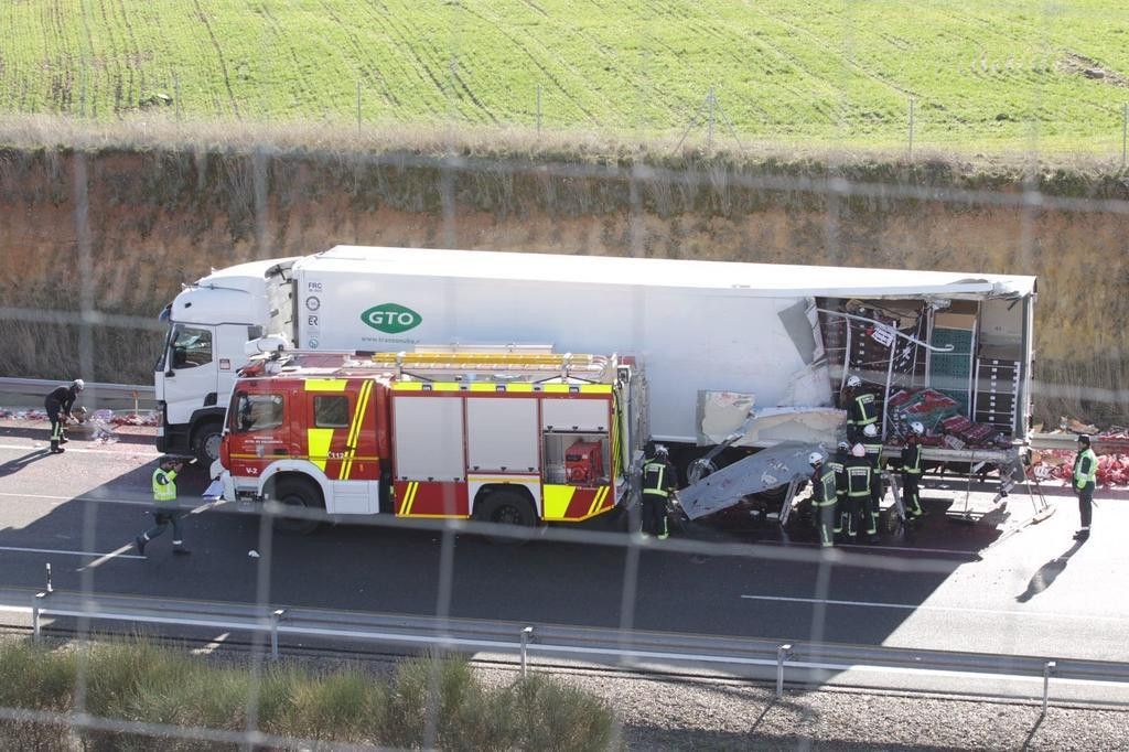  Accidente de tráfico entre dos camiones 