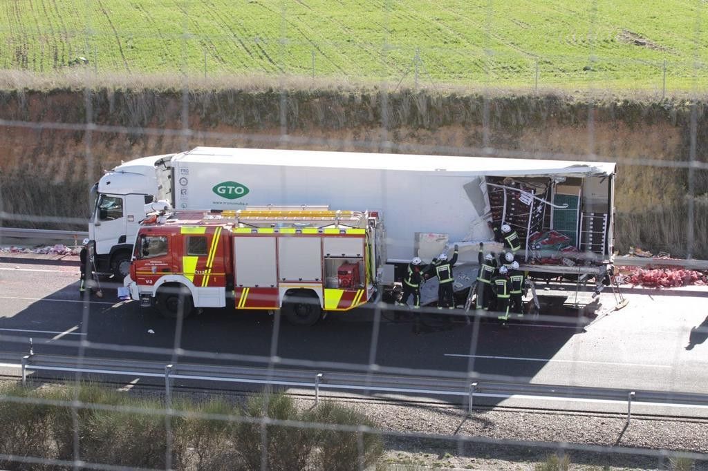  Accidente de tráfico entre dos camiones 