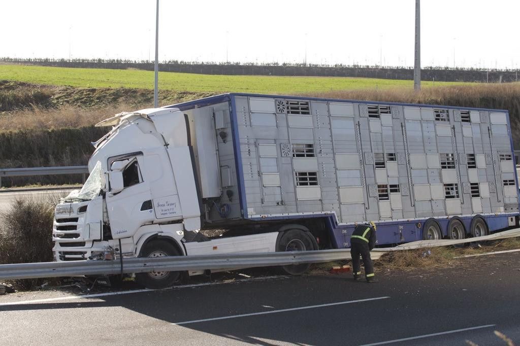  Accidente de tráfico entre dos camiones 