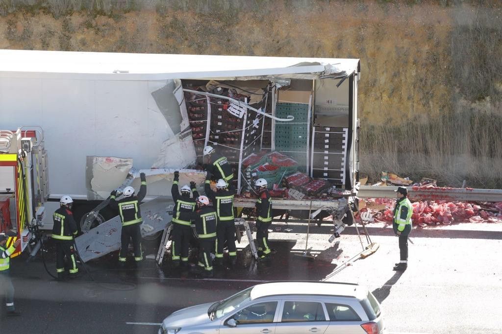  Accidente de tráfico entre dos camiones 