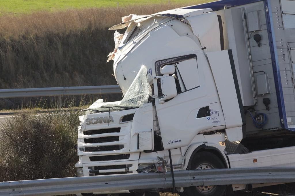  Accidente de tráfico entre dos camiones 