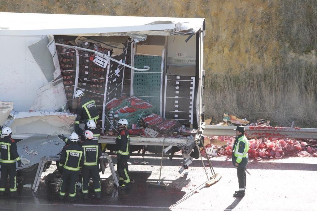  Accidente de tráfico entre dos camiones 