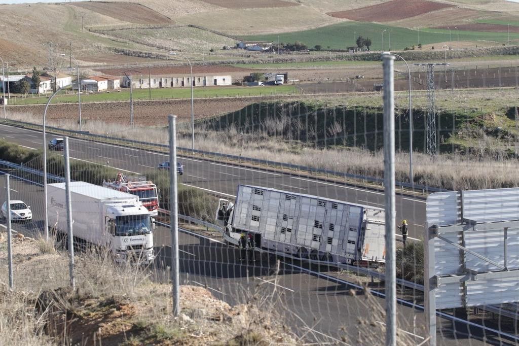  Accidente de tráfico entre dos camiones 