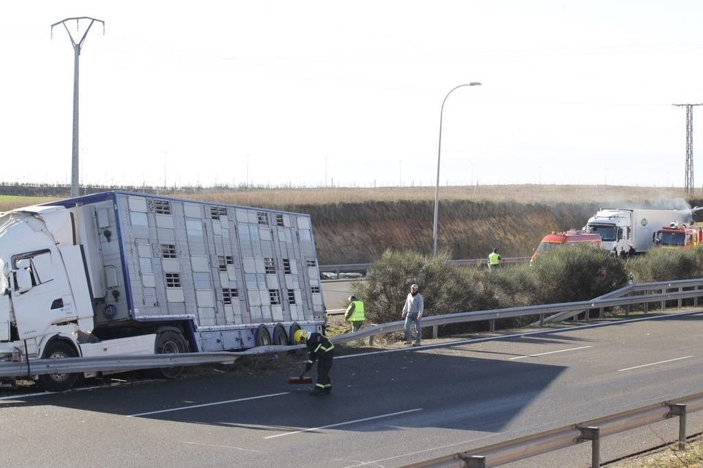  Accidente de tráfico entre dos camiones 