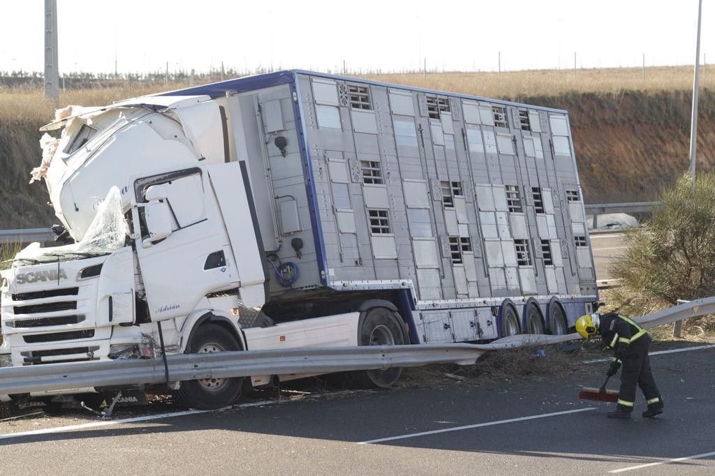  Accidente de tráfico entre dos camiones 