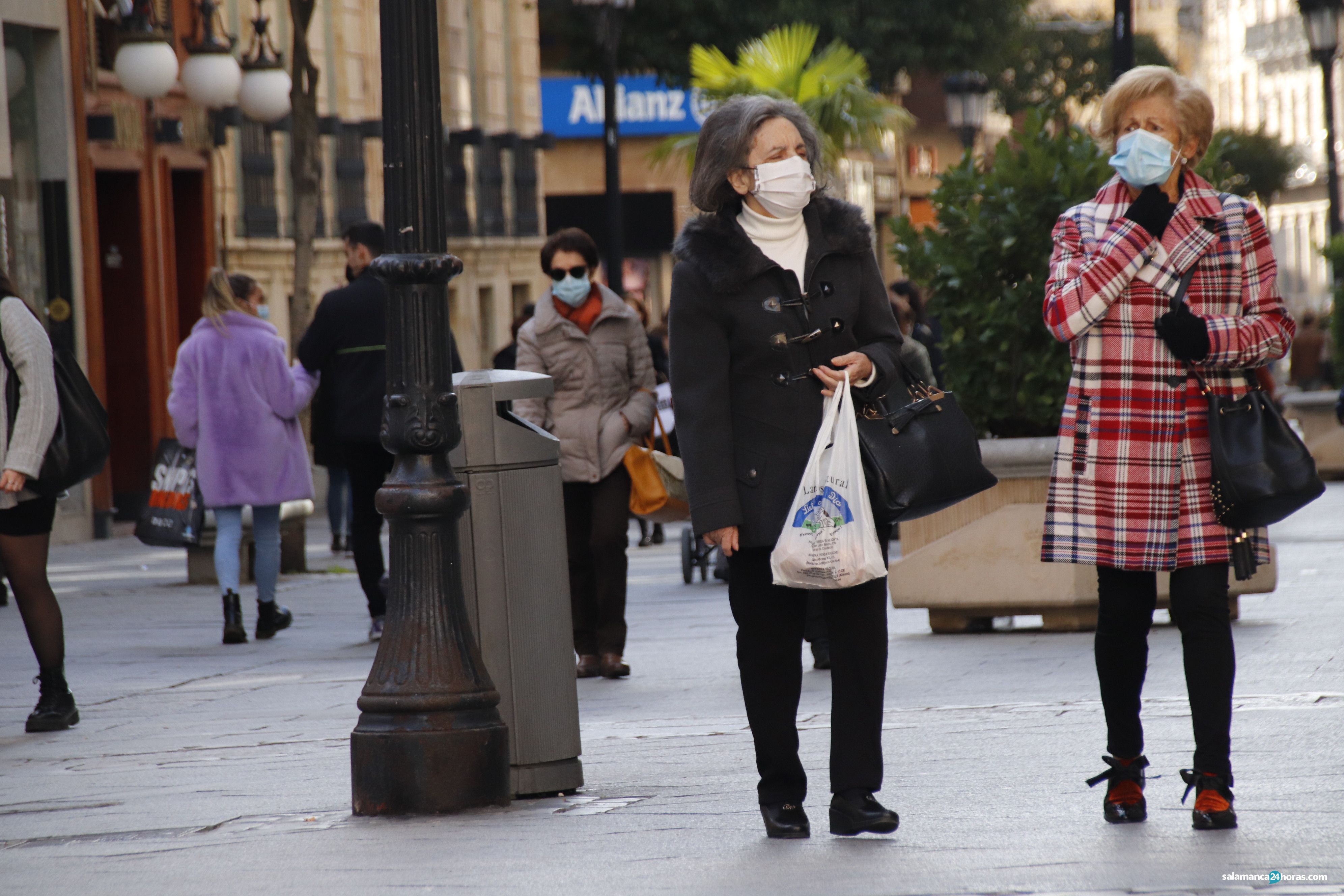 Personas paseando por el centro de Salamanca