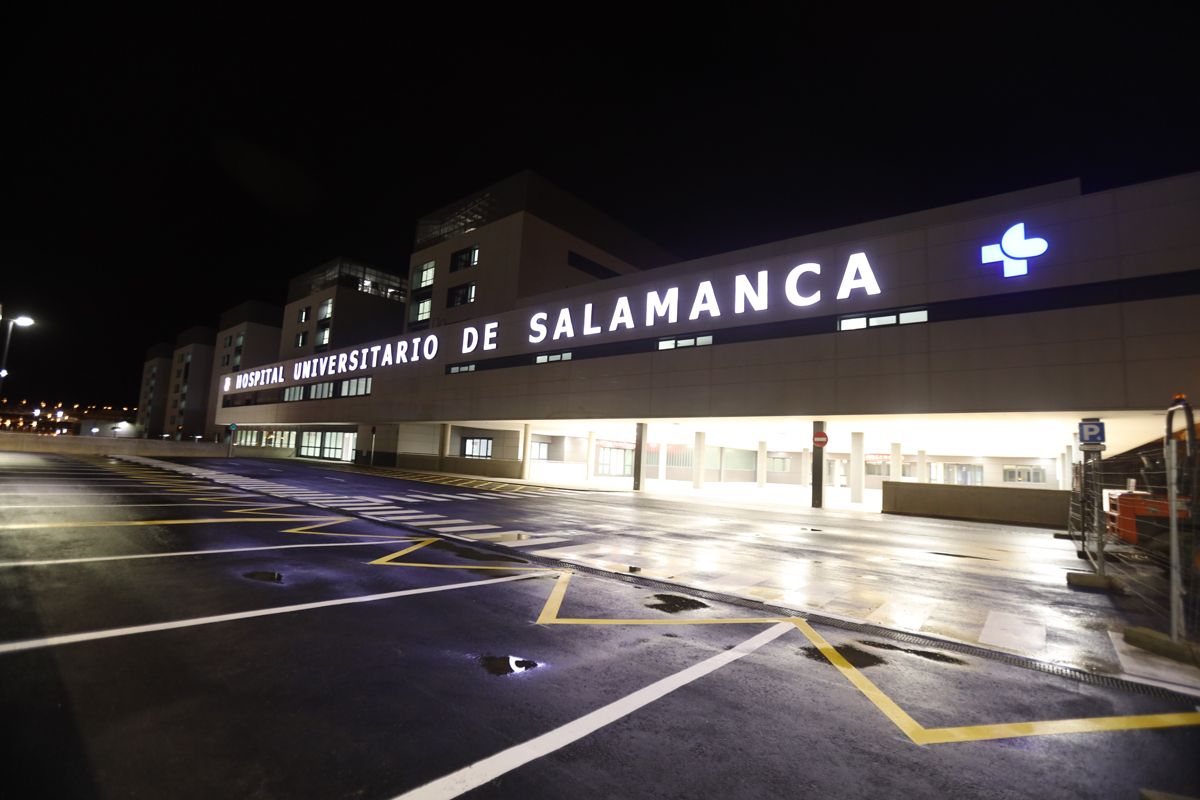 Hospital de Salamanca de noche. Foto de archivo.