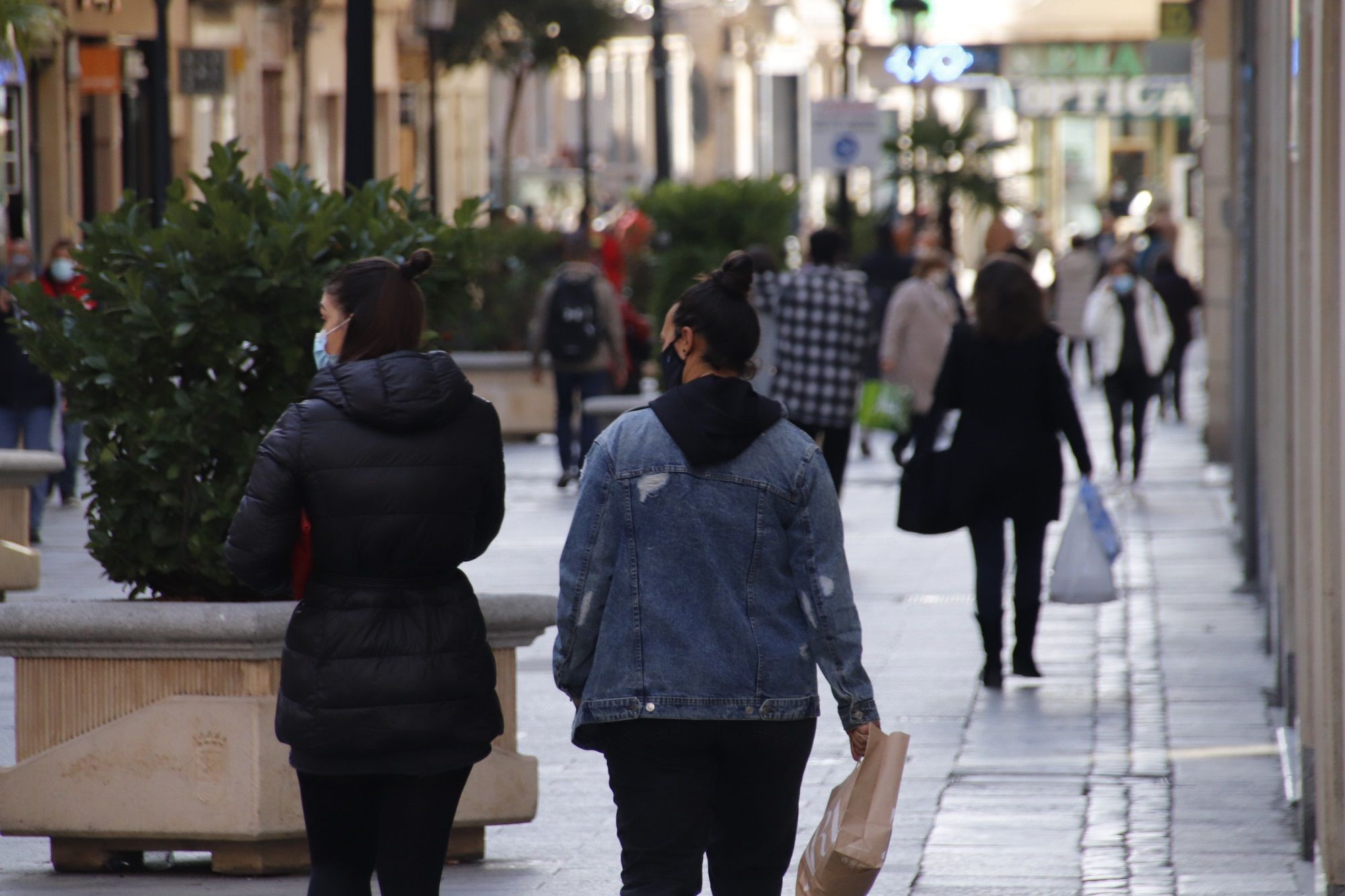 Gente paseando por las calles de Salamanca