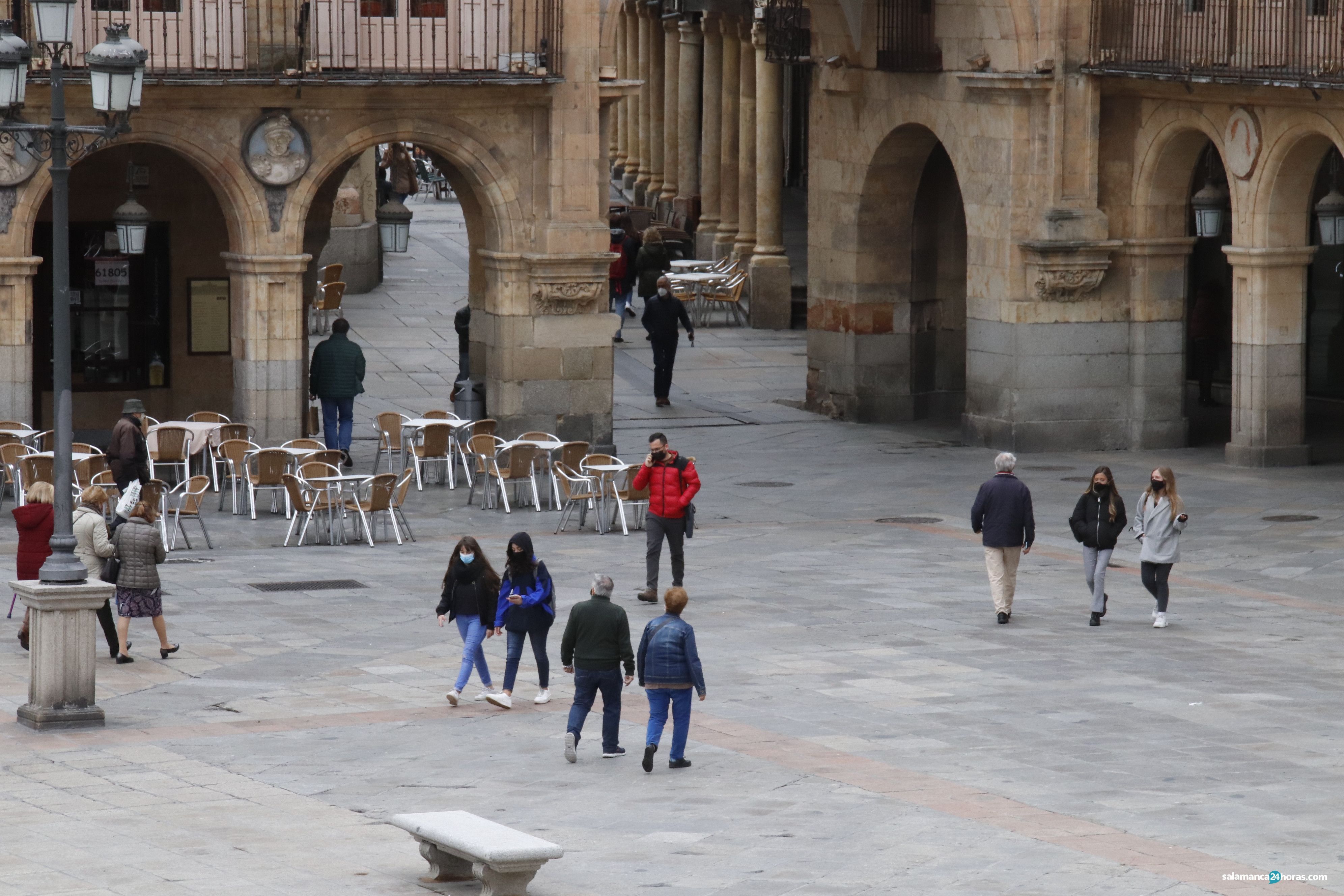 Transeúntes en la Plaza Mayor de Salamanca