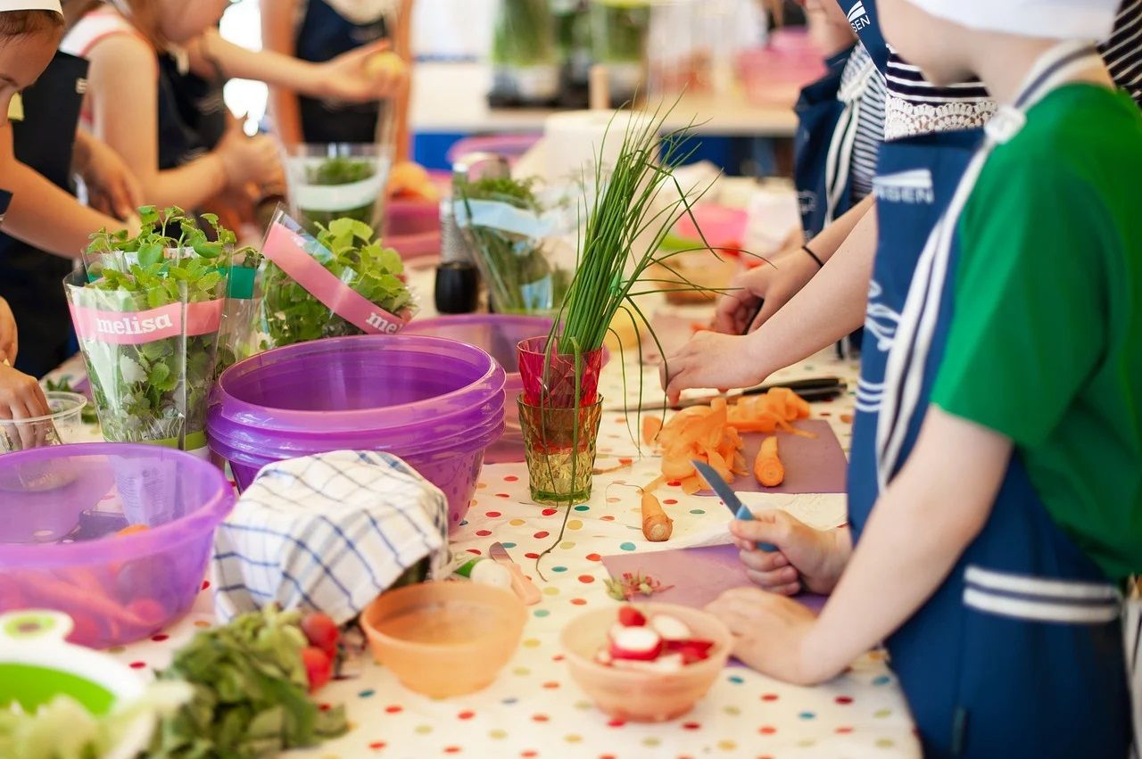 Niños realizando tareas de cocina