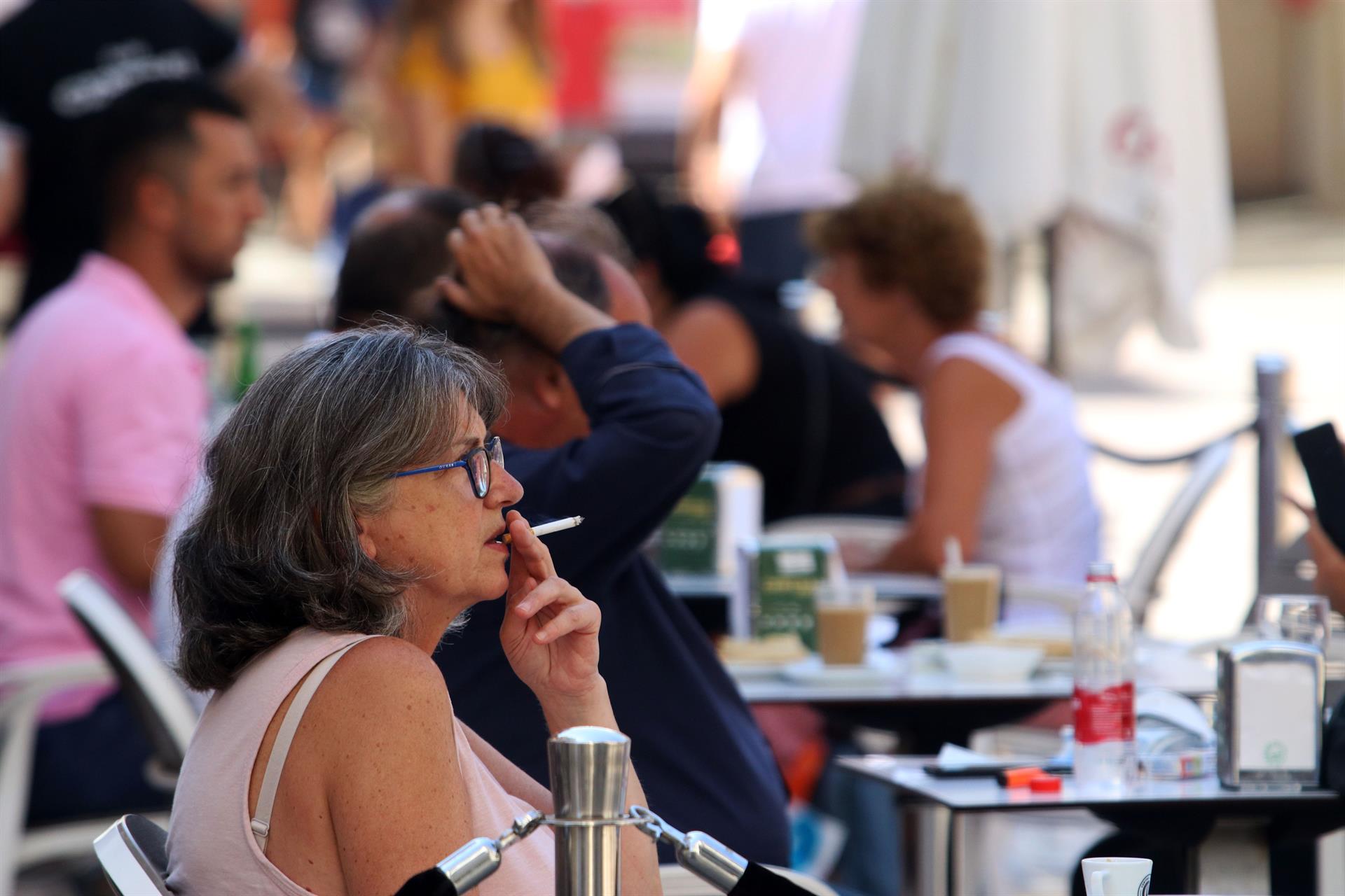 Una persona fumando en una terraza. | EP