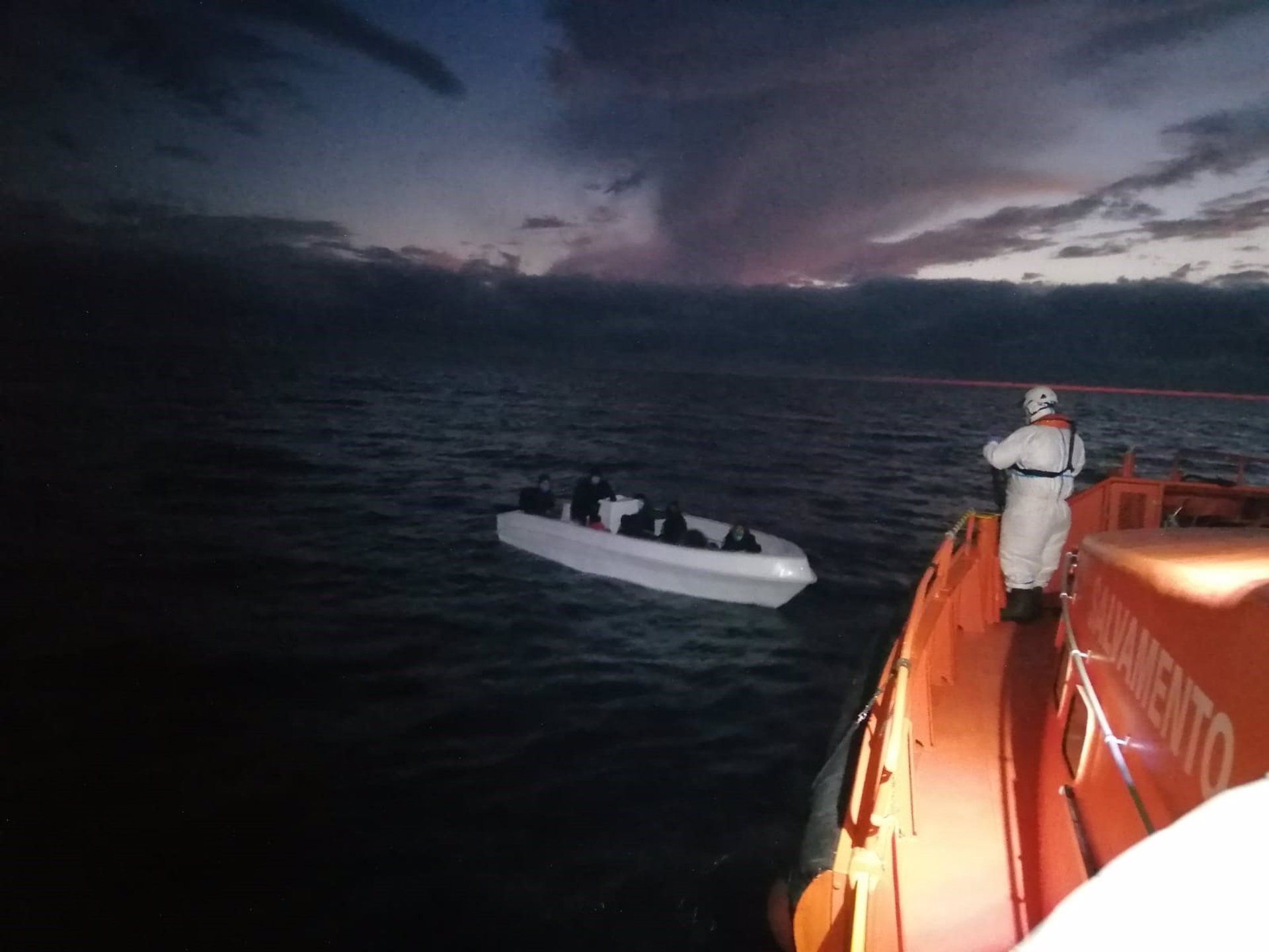 Imagen de la operación de rescate de una patera en alta mar. Foto: Policía Nacional