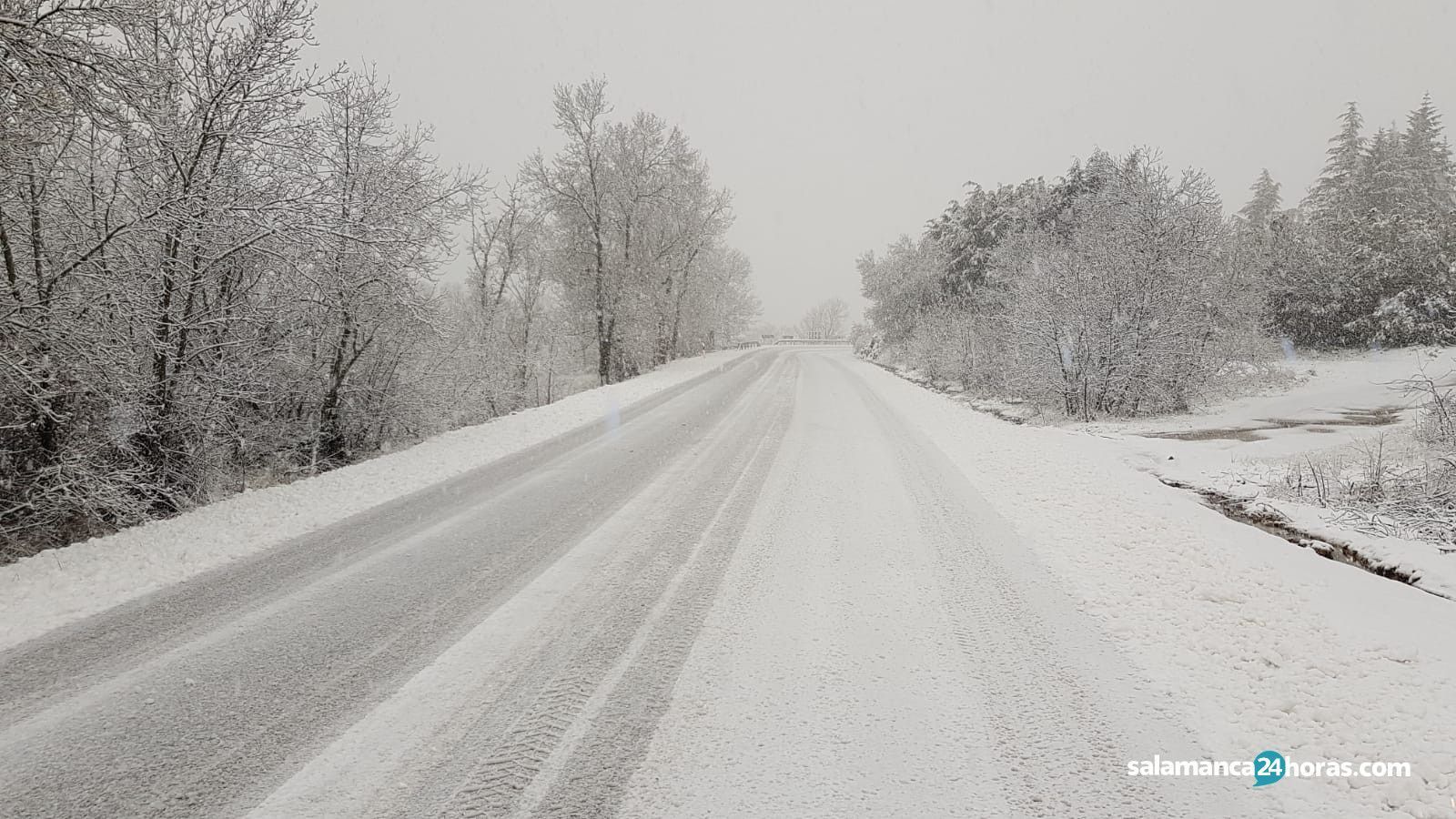 Nieve en una carretera de Salamanca