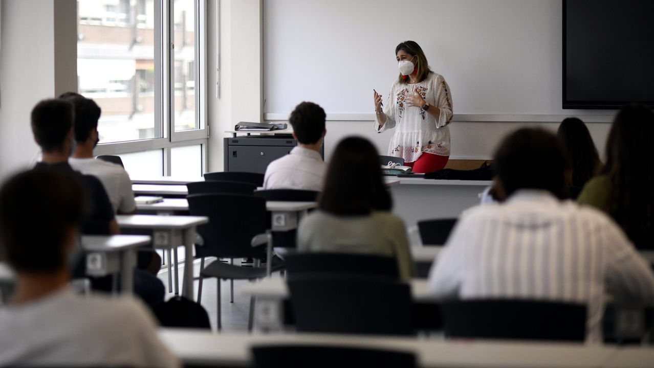 Una profesora dando clase. | EP