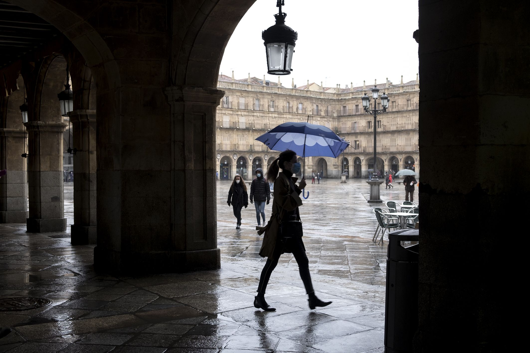 Aguantando el chaparrón en Salamanca durante esta tercera ola del virus. FOTO: ICAL