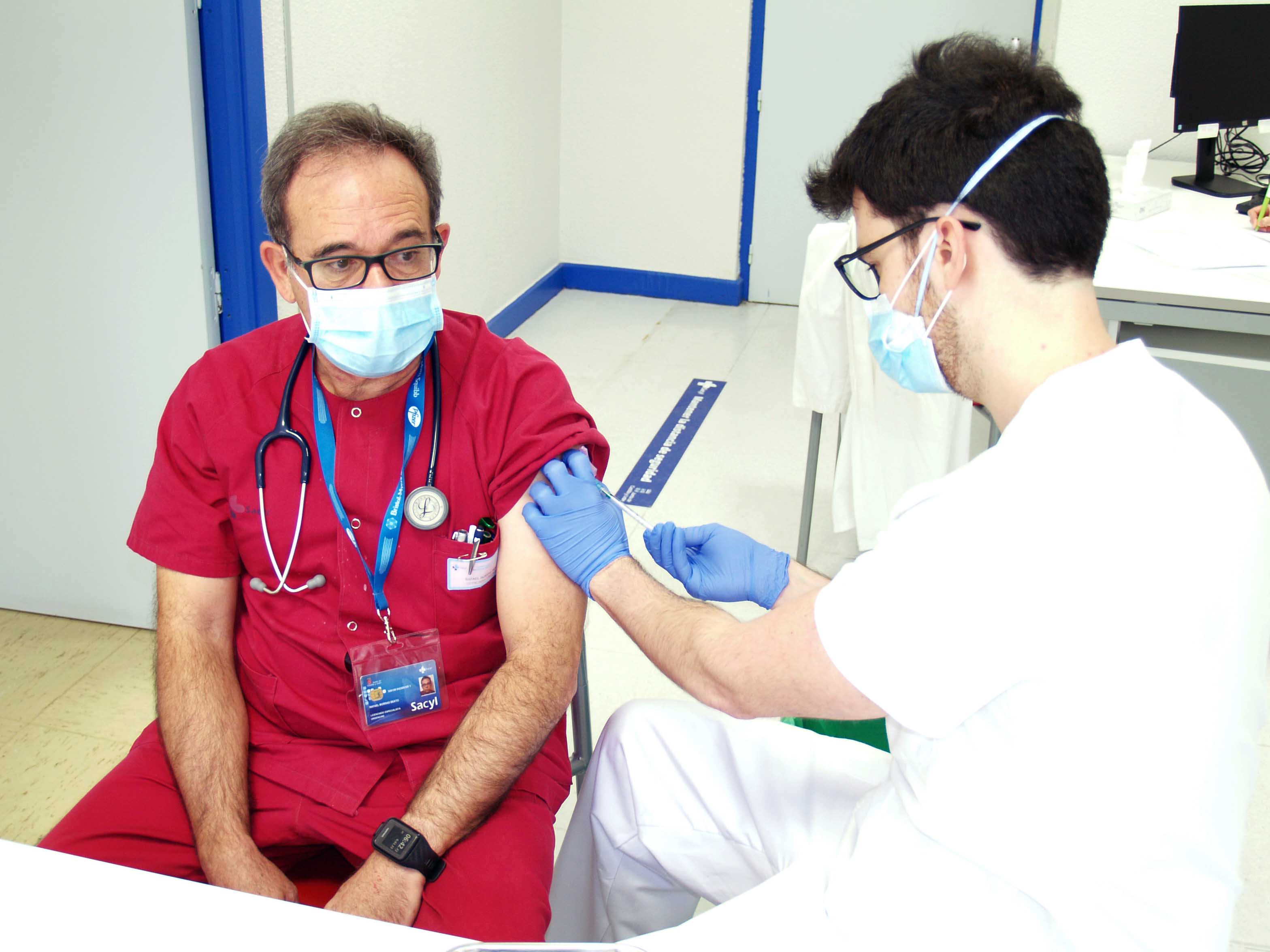 Rafael Borras, jefe del servicio de Urgencias del Hospital de Salamanca, en el momento que recibió la primera dosis de la vacuna | Foto: Archivo