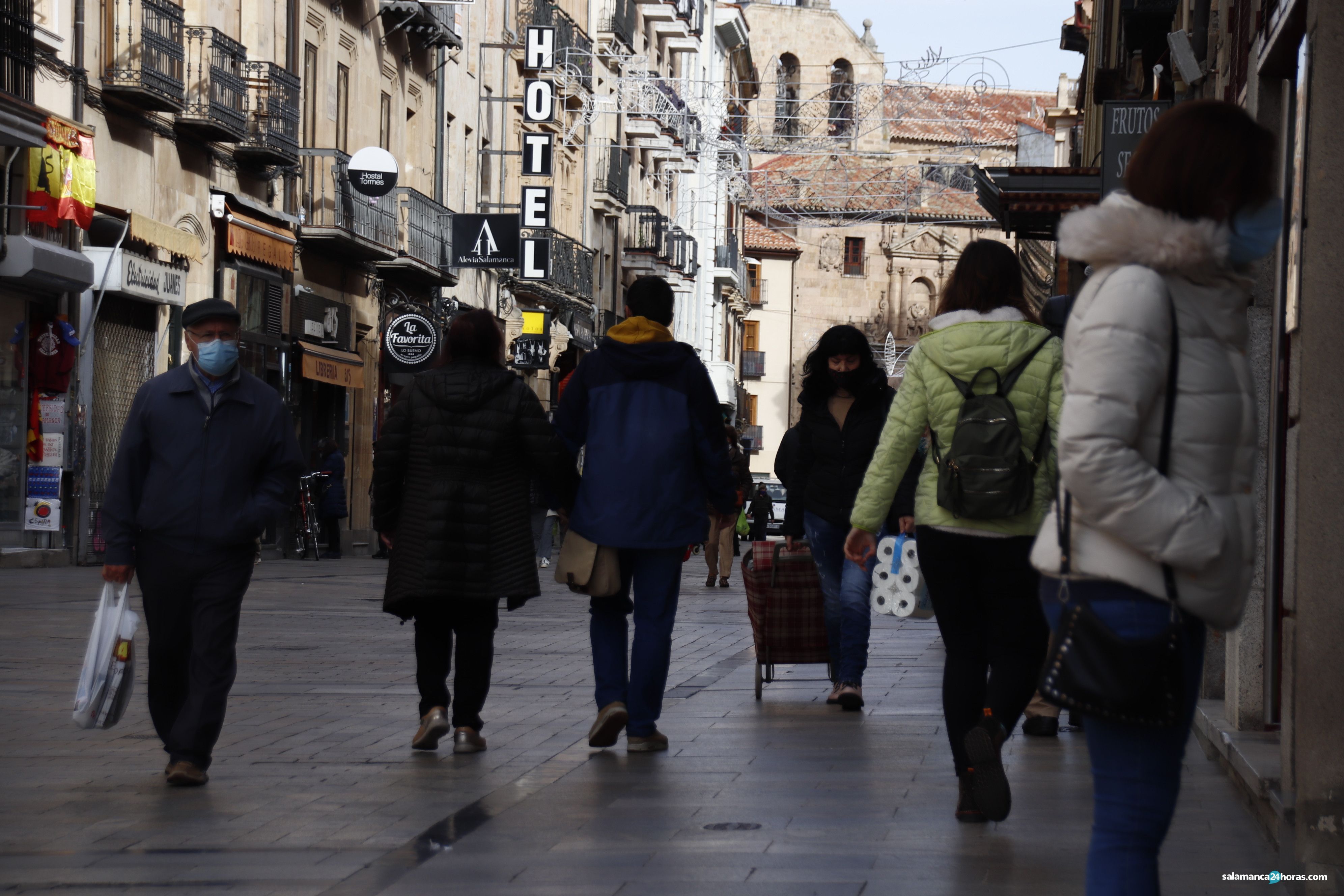 Gente paseando por Salamanca.