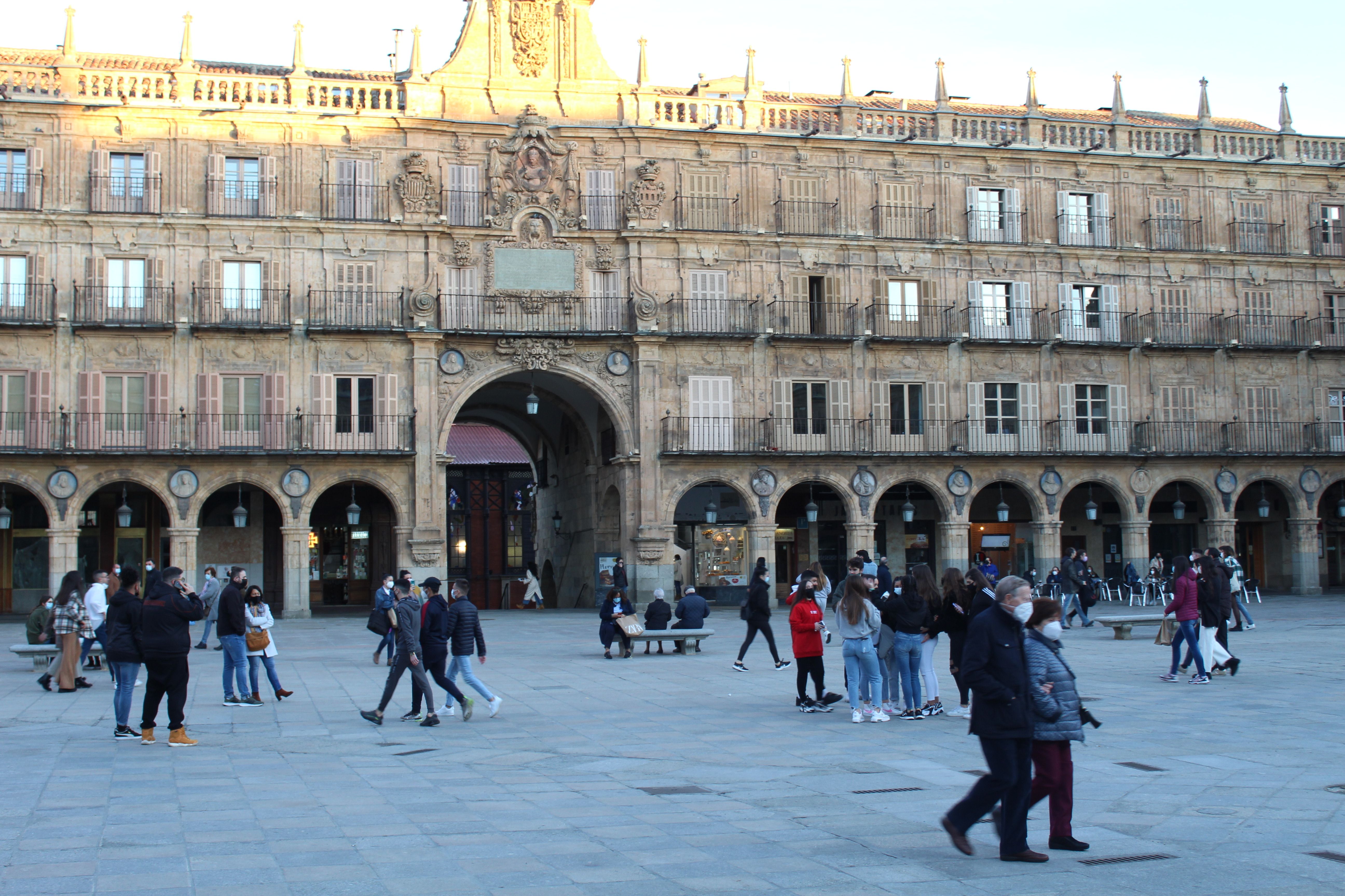 Gente paseando por la Plaza Mayor de Salamanca