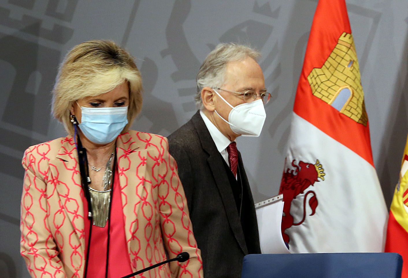 La consejera de Sanidad, Verónica Casado, comparece en rueda de prensa junto al coordinador de las Ucis de Castilla y León, doctor Blanco Varela. | FOTO: ICAL