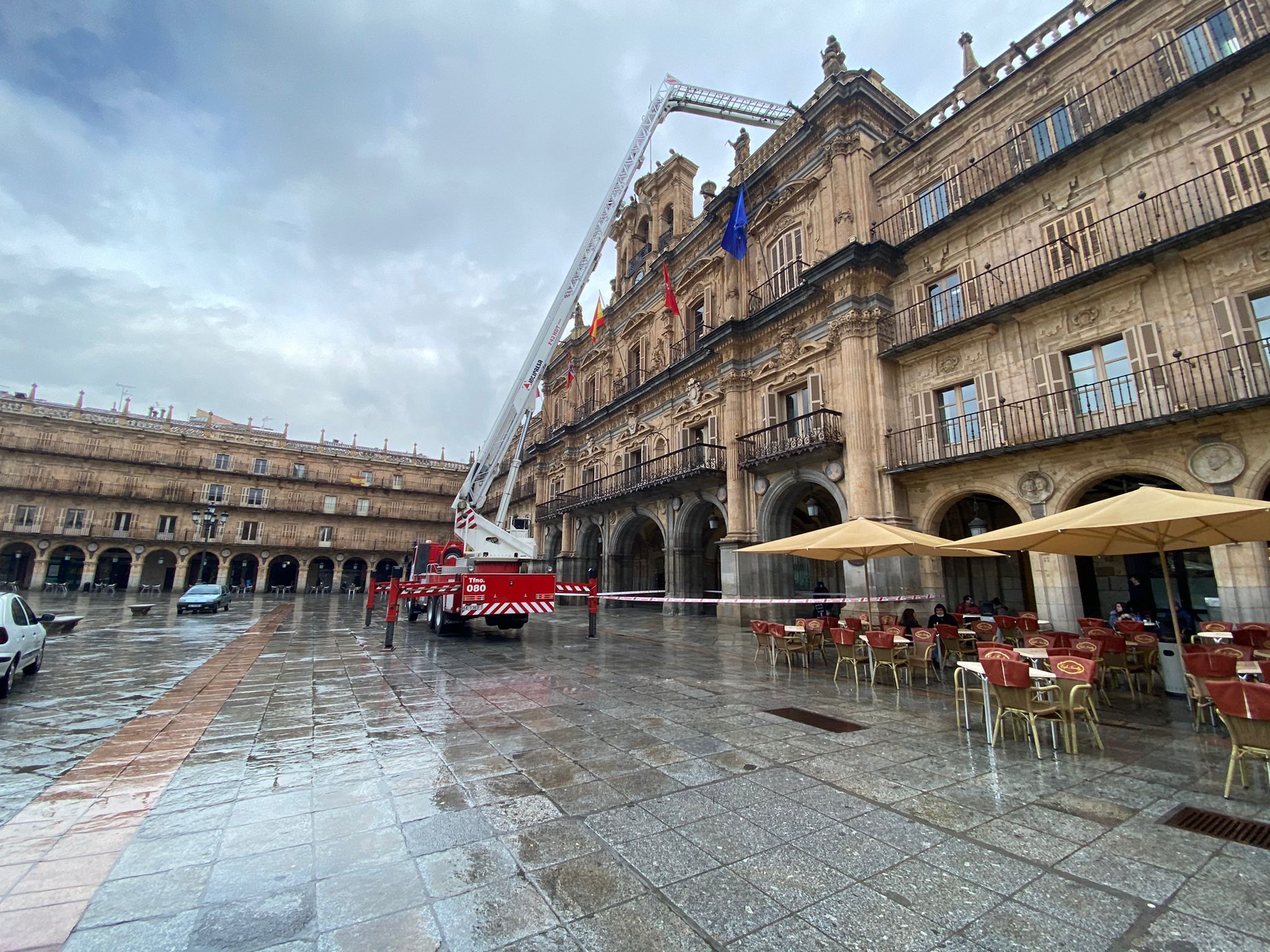 Mantenimiento de la fachada del Ayuntamiento en la mañana de este viernes, 5 de febrero