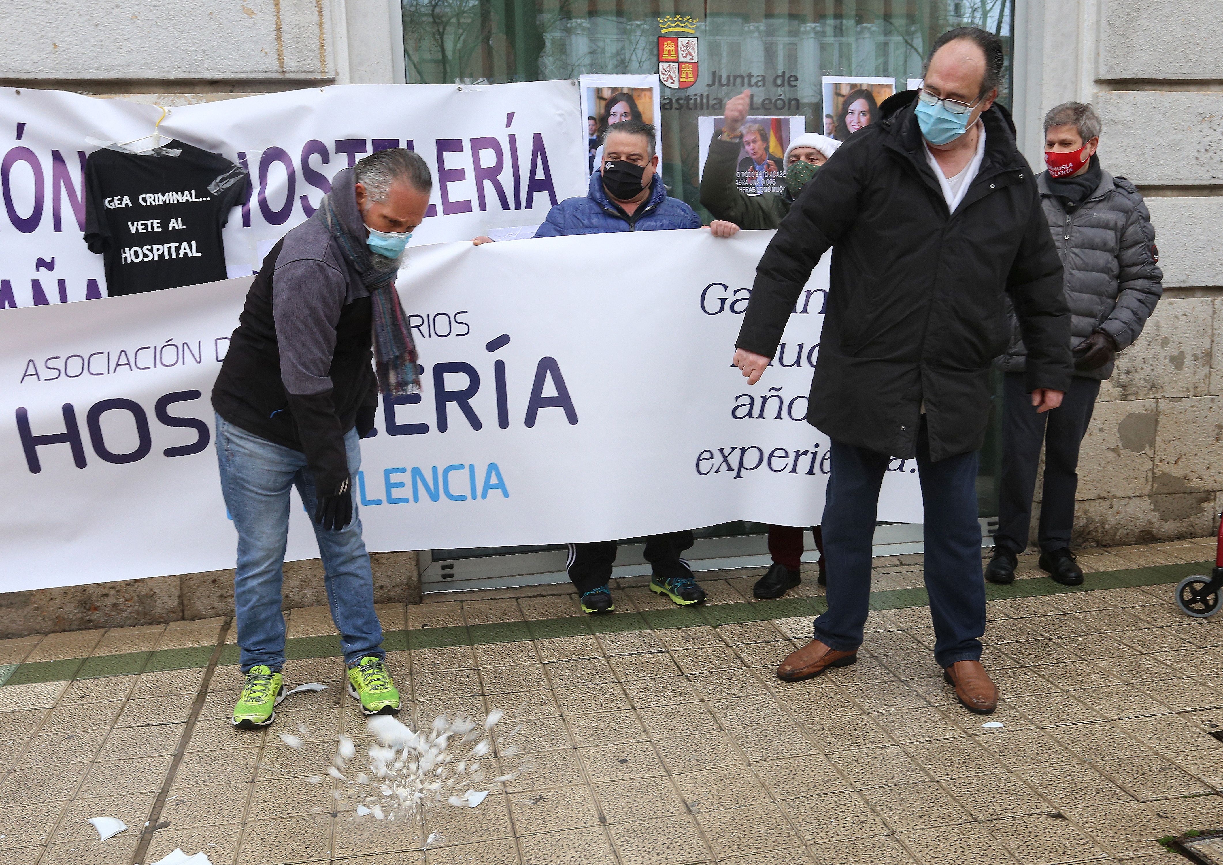 Hosteleros de Palencia rompen platos frente al Ayuntamiento. Foto: ICAL