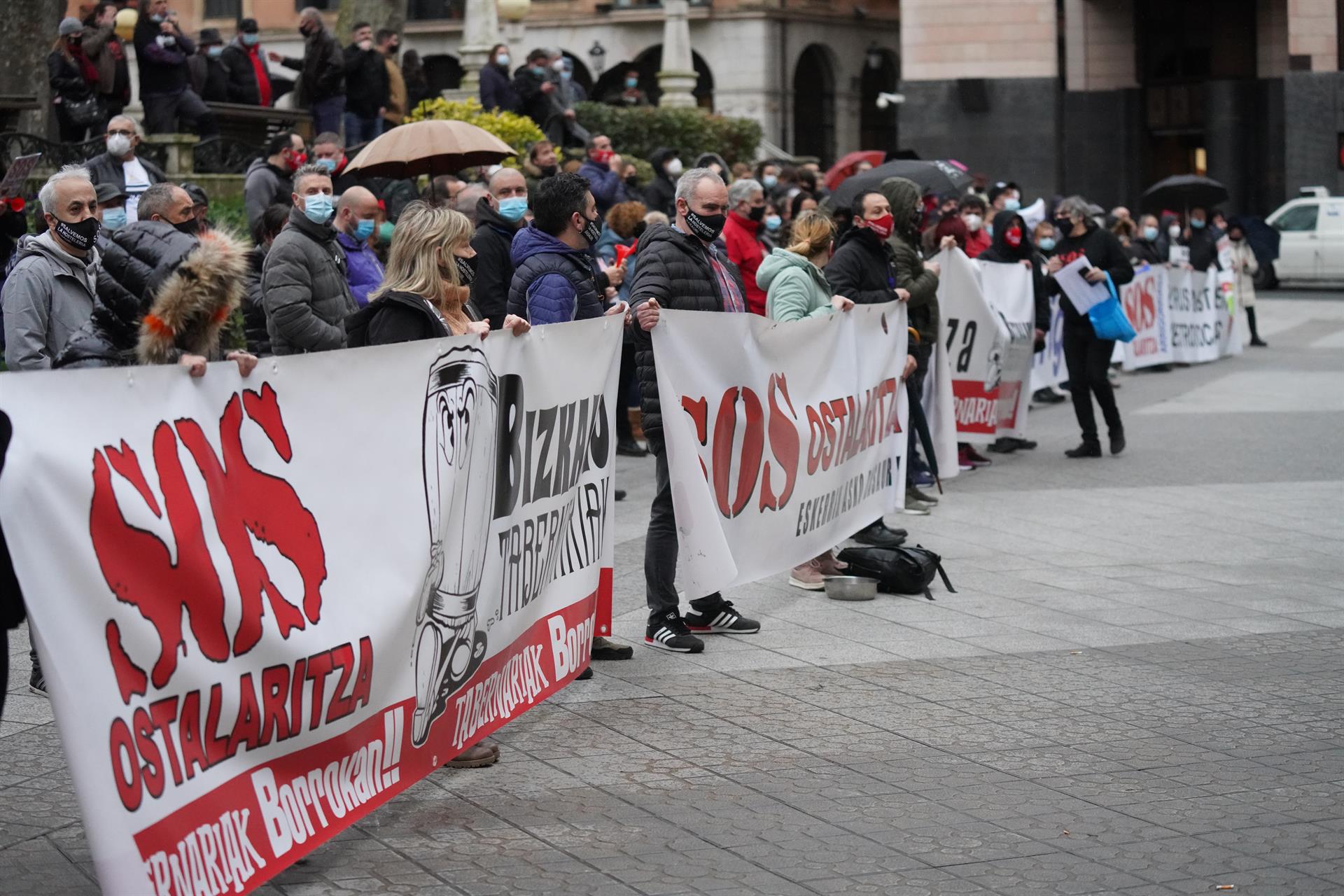 Hosteleros vascos, en una concentración frente al TSJPV para solicitar la reapertura de los establecimientos del sector