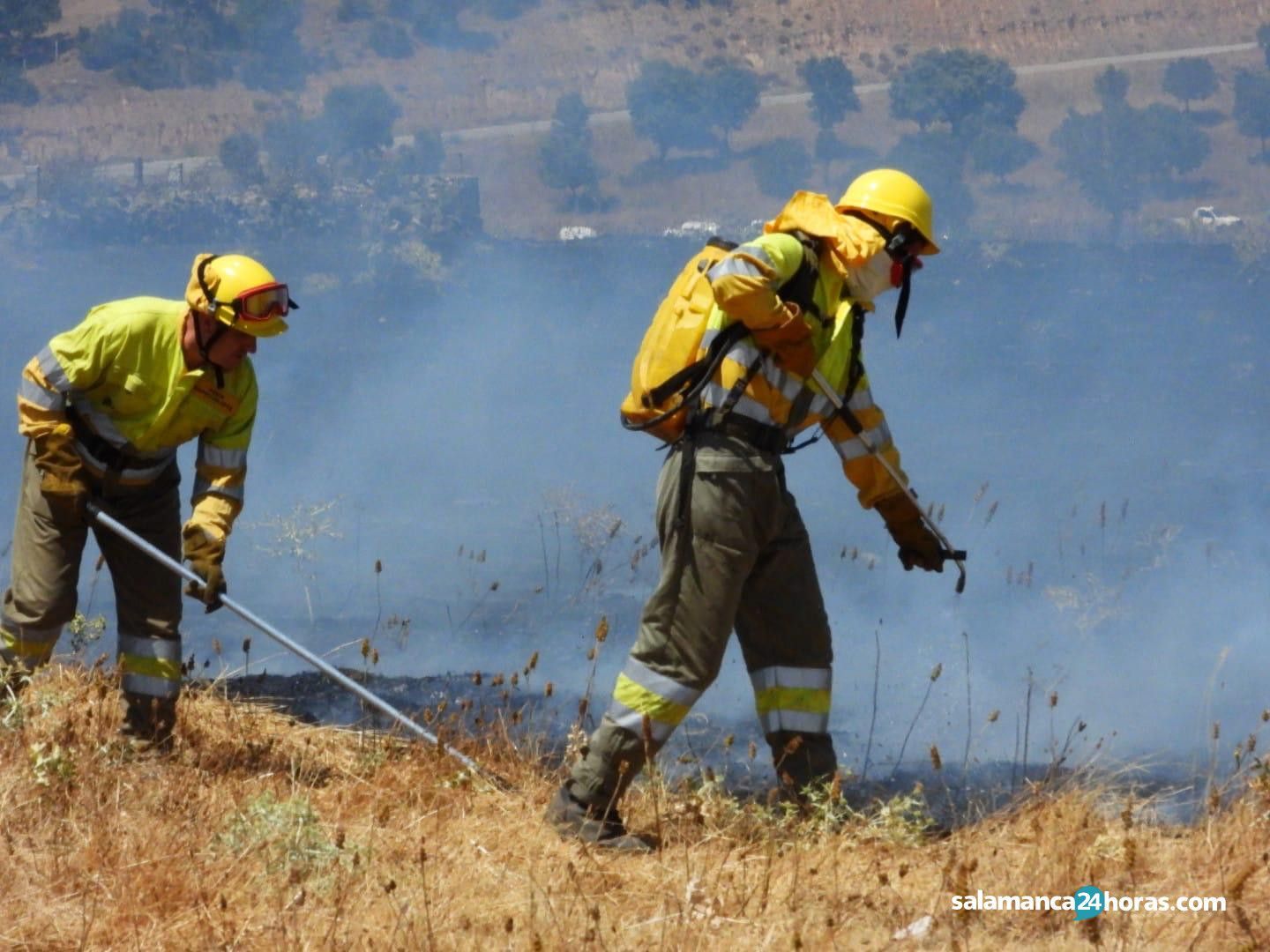 Bombero forestal durante un incendio (Archivo)