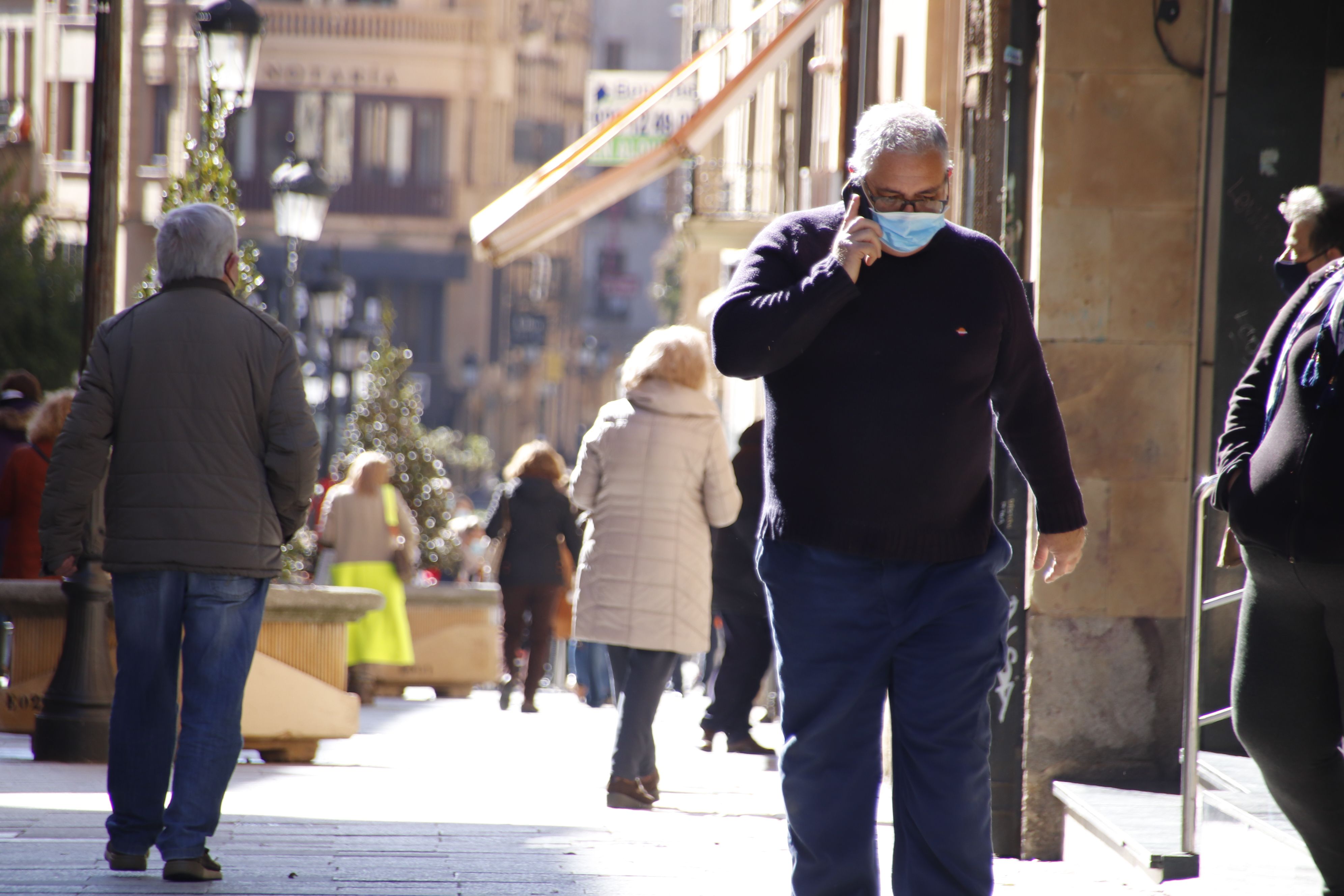 Salmantinos paseando por la calle Zamora | Foto: S24H