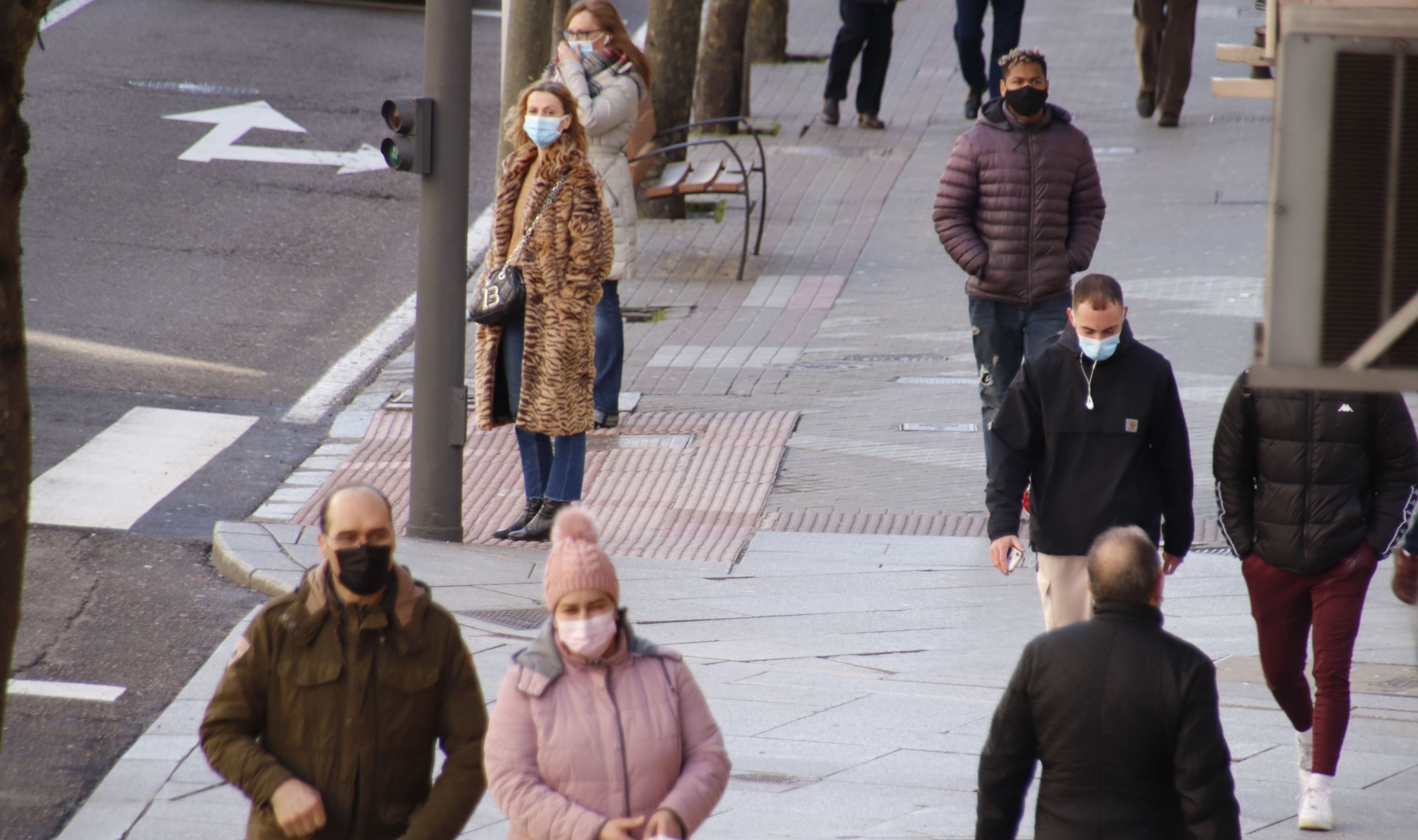 Transeúntes con mascarilla en Salamanca