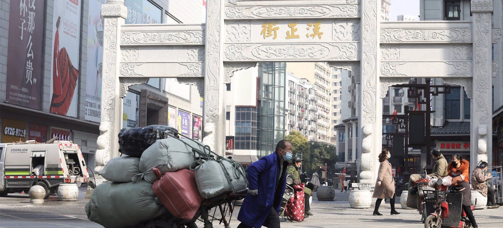 Un vendedor en la entrada de Han Zheng Jie, una zona peatonal de Wuhan, China. | FOTO: EP