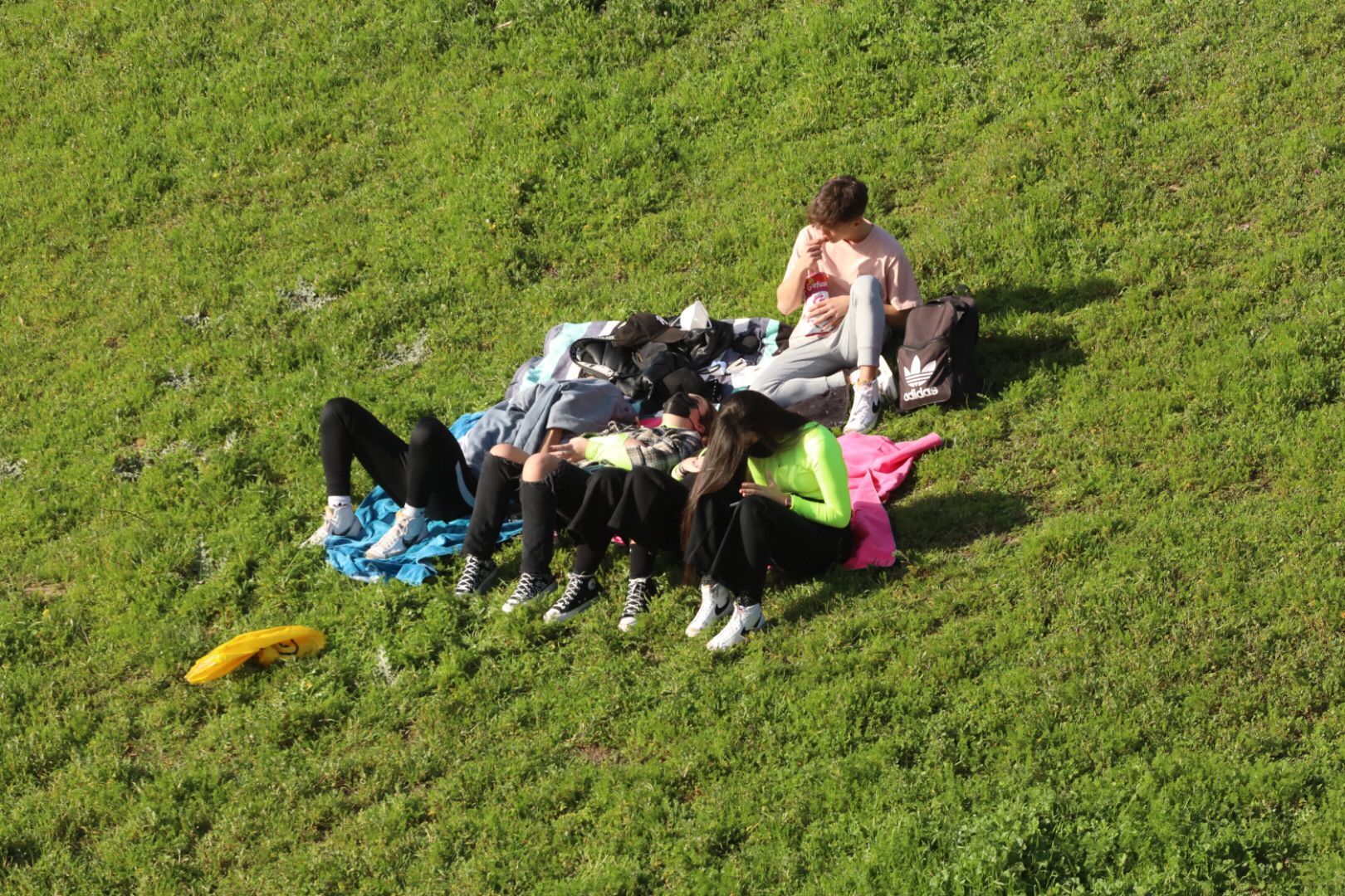 Jóvenes toman el sol junto al Tormes. El buen tiempo y el calor ha marcado la tarde de este lunes en Salamanca